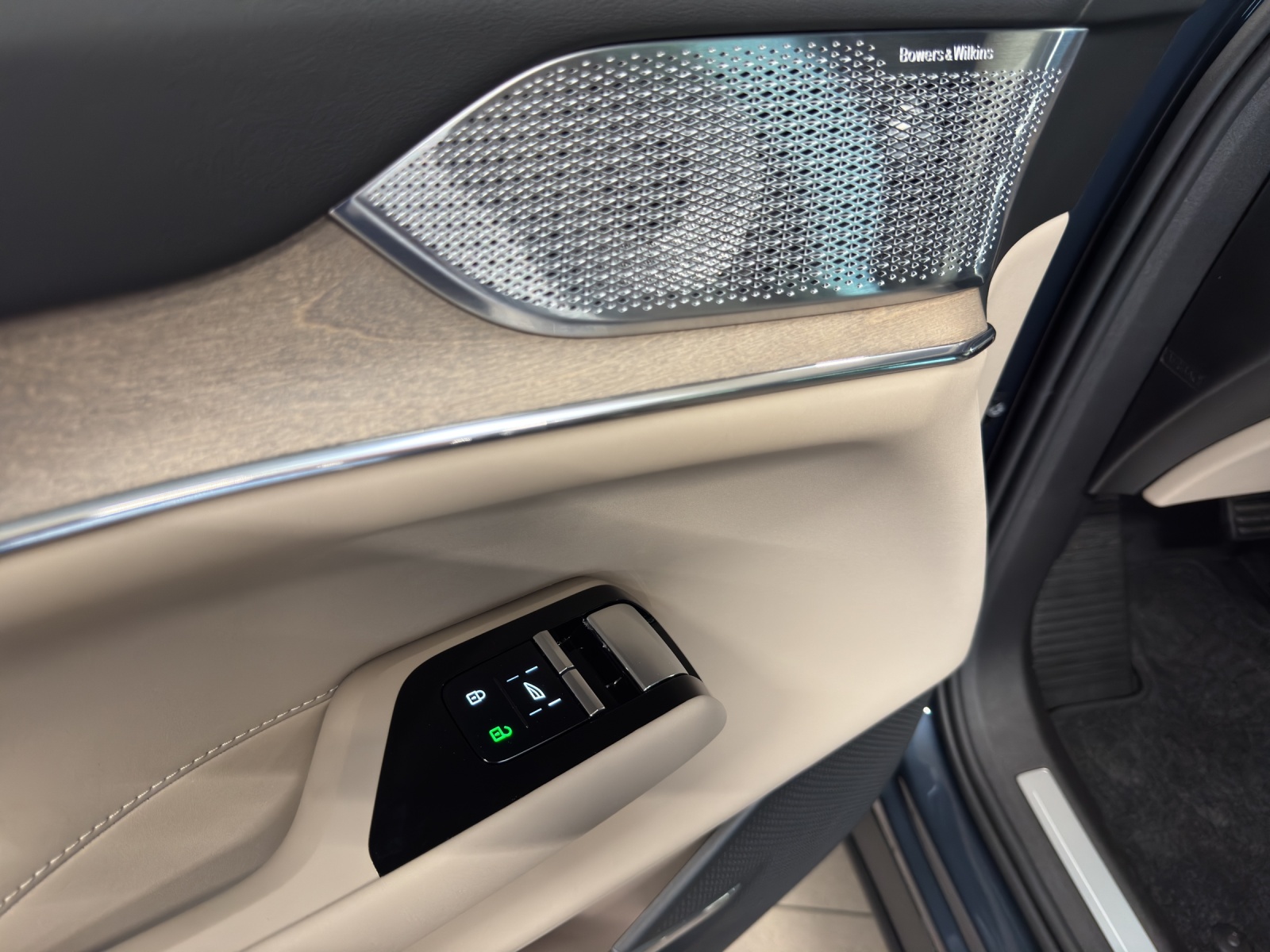 VOLVO EX90 Twin Plus AWD-image-12