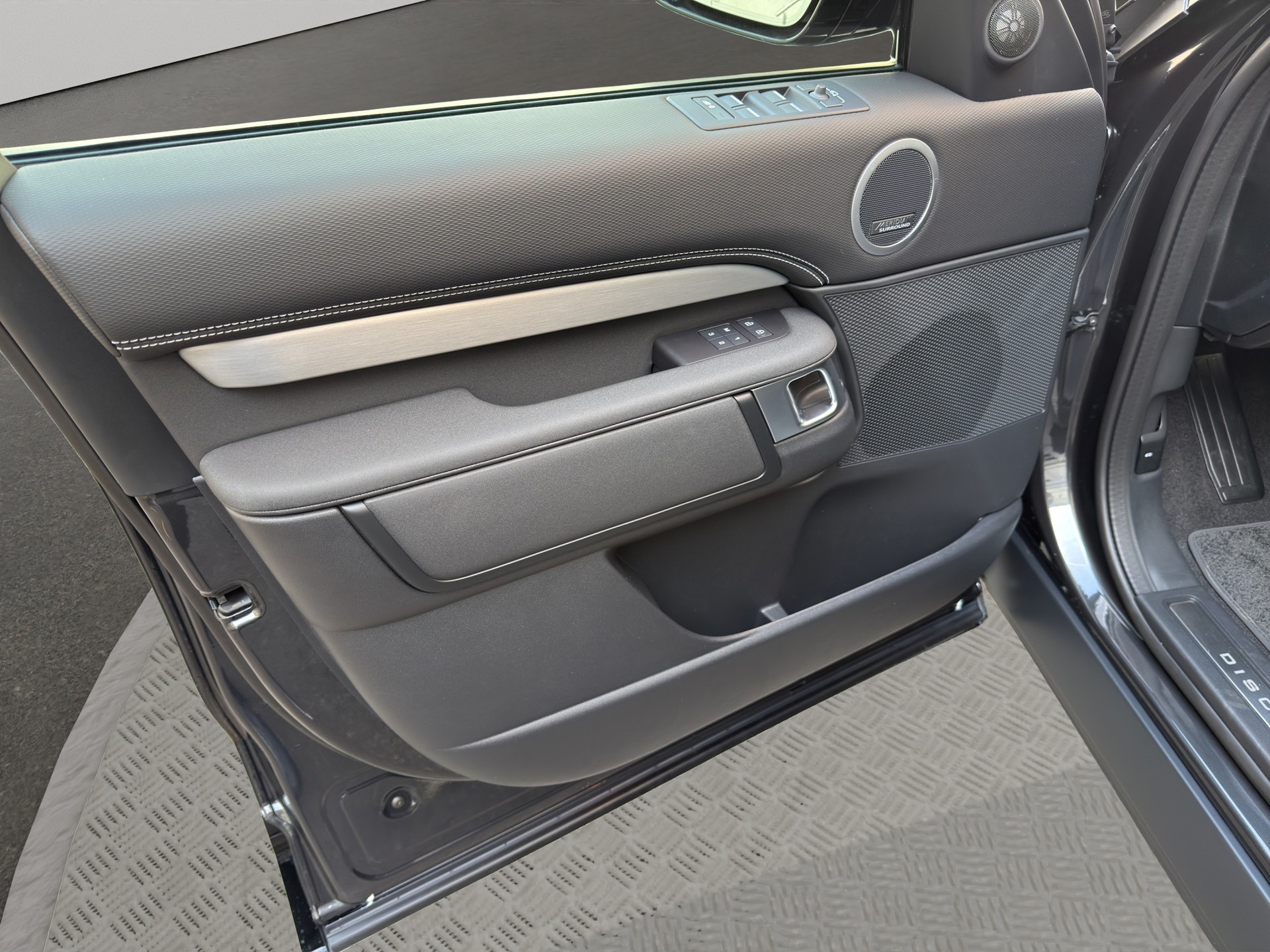 LAND ROVER Discovery 3.0 D I6 250 Dynamic HSE-image-8