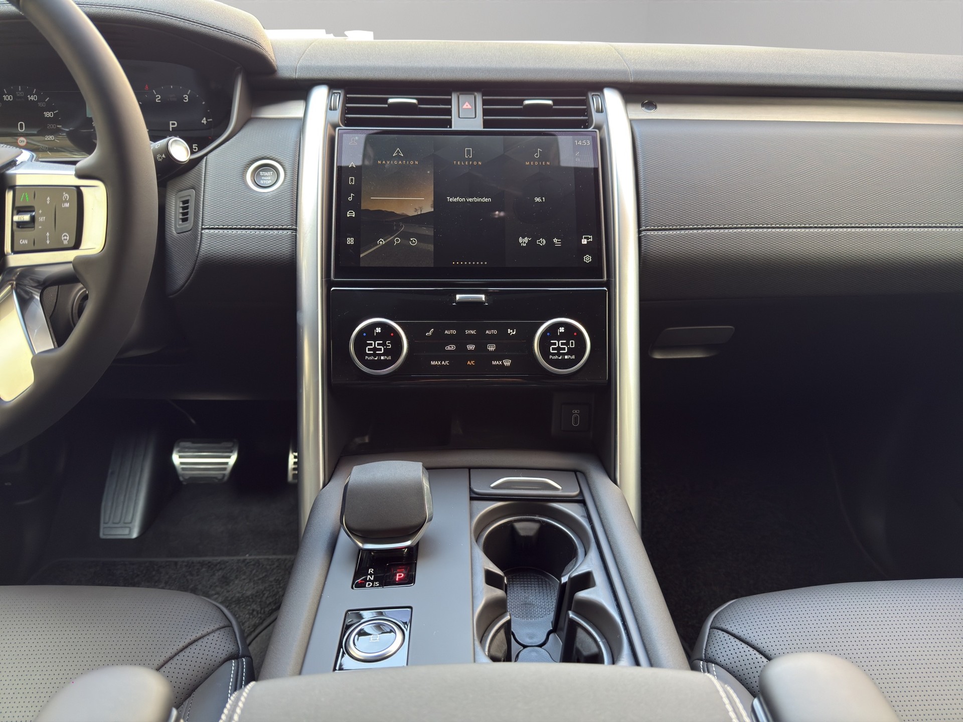 LAND ROVER Discovery 3.0 D I6 250 Dynamic HSE-image-6