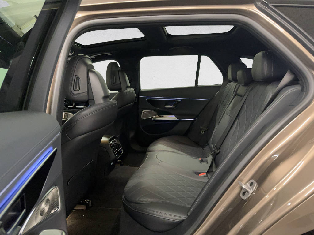 MERCEDES-BENZ E 300 de AMG Line 4Matic T-Modell-image-12