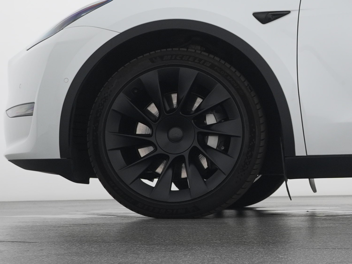 TESLA Model Y Long Range-image-2
