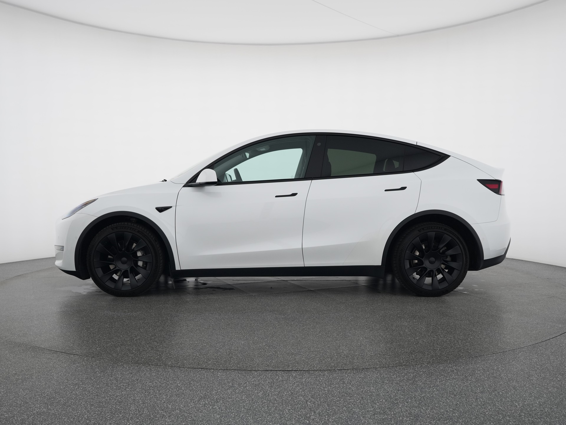 TESLA Model Y Long Range-image-1