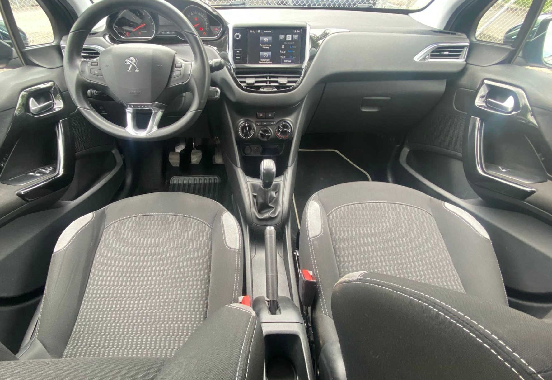 PEUGEOT 208 1.2 VTI Style-image-7