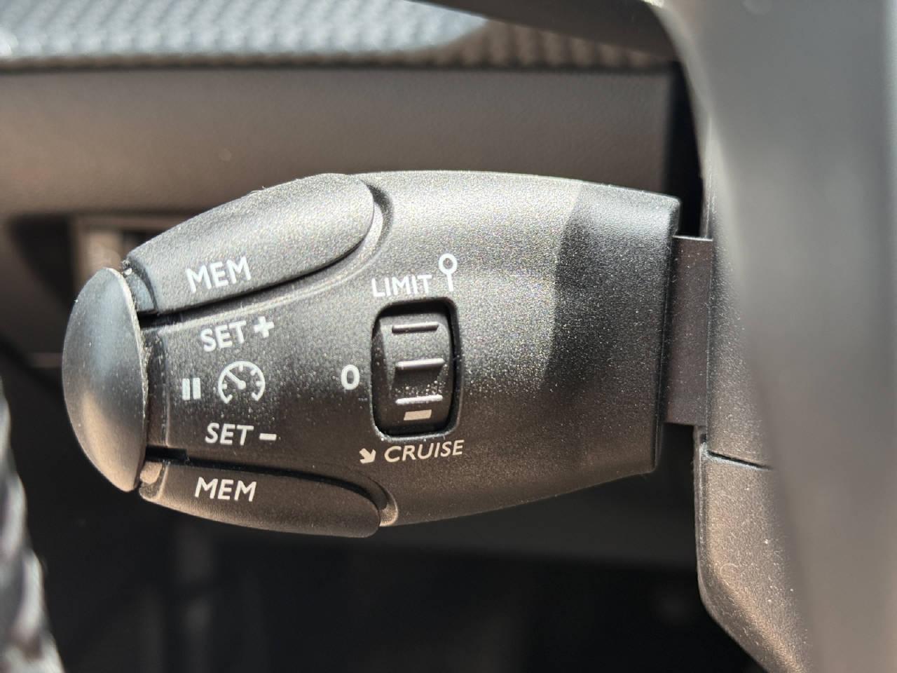PEUGEOT 208 e-Active Pack-image-15