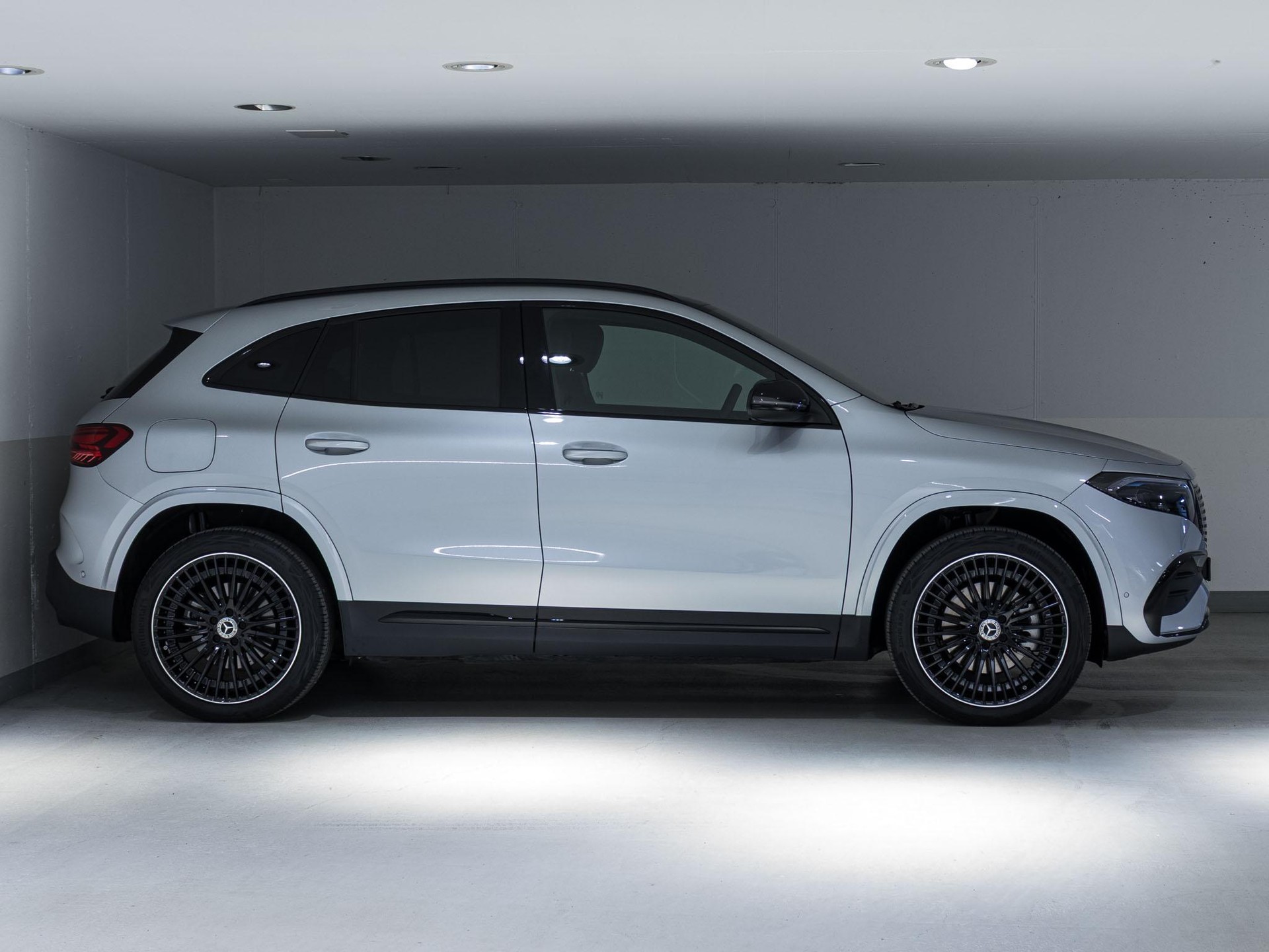 MERCEDES-BENZ EQA 350 4MATIC-image-1