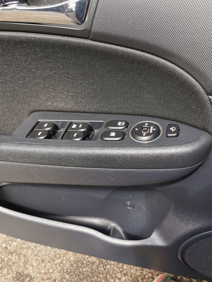 HYUNDAI i30 1.6 Swiss Plus Edition-image-11