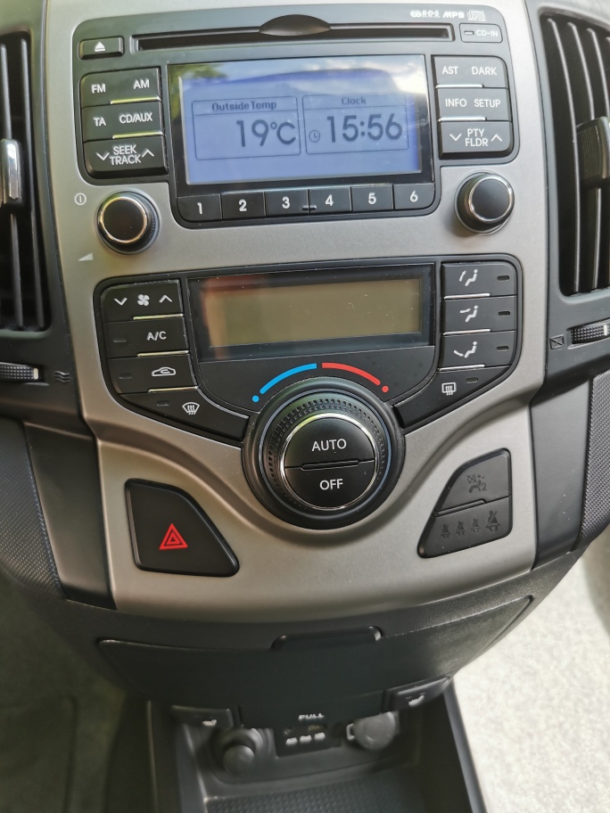 HYUNDAI i30 1.6 Swiss Plus Edition-image-12