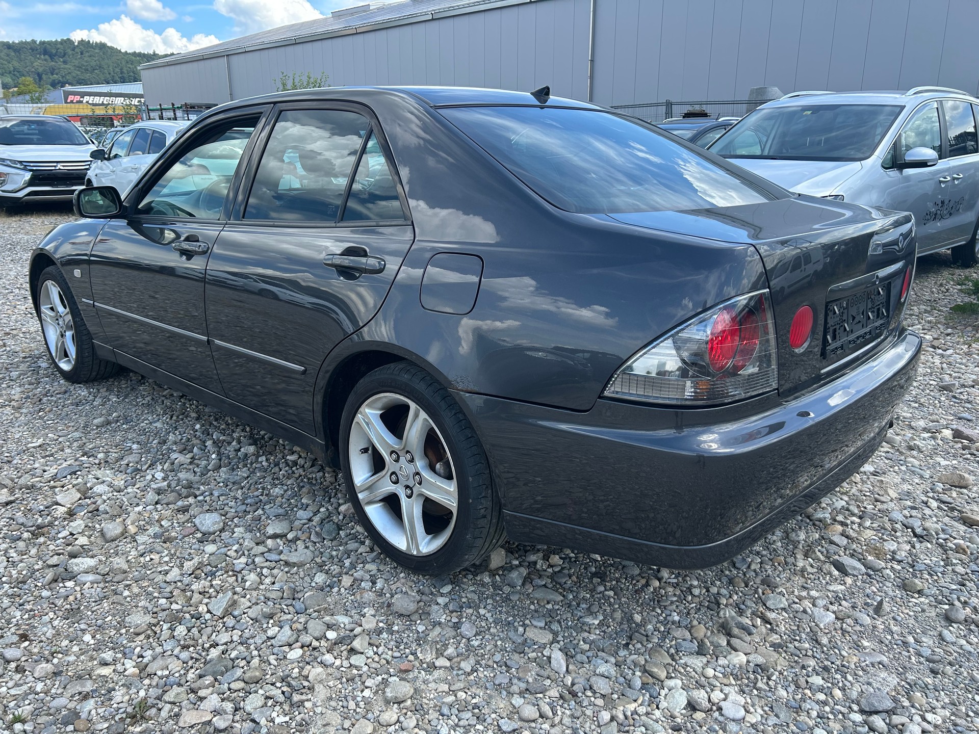 LEXUS IS 200-image-5
