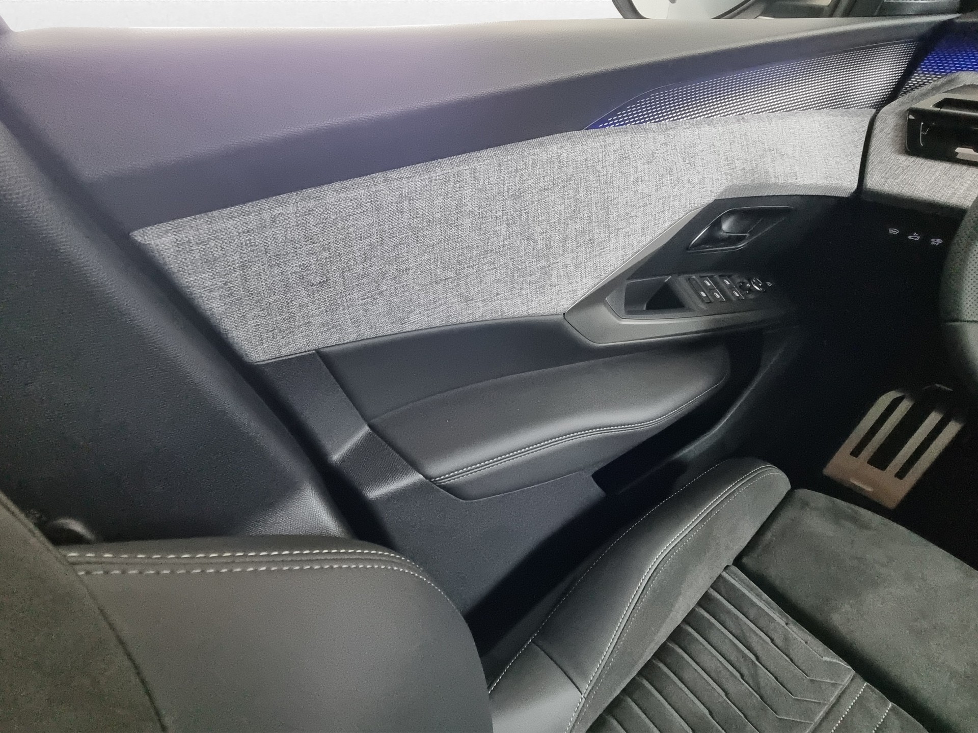 PEUGEOT 5008 GT Exclusive 73kWh 7-Plätzer-image-11