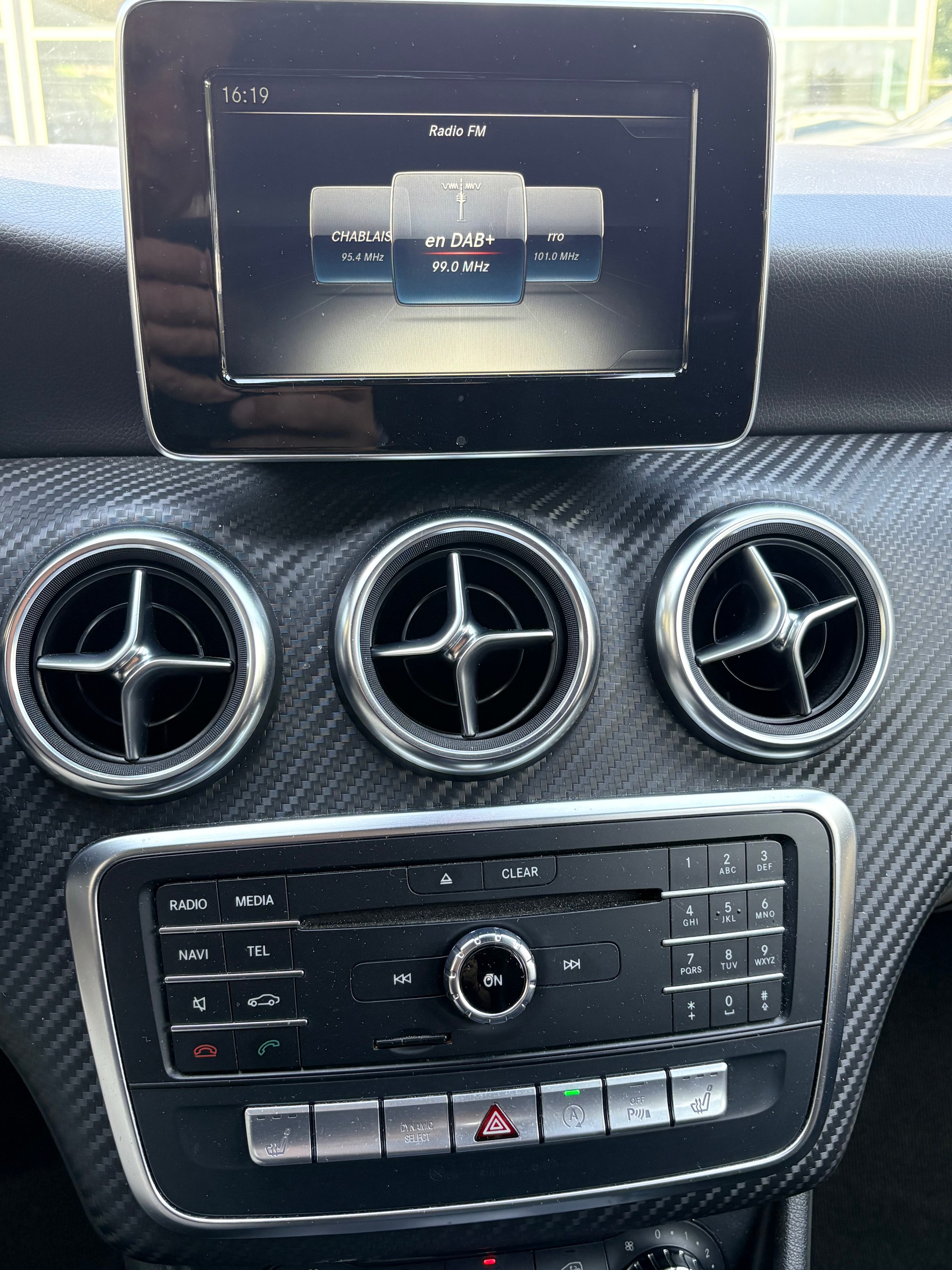MERCEDES-BENZ A 180 AMG Line 7G-DCT-image-10