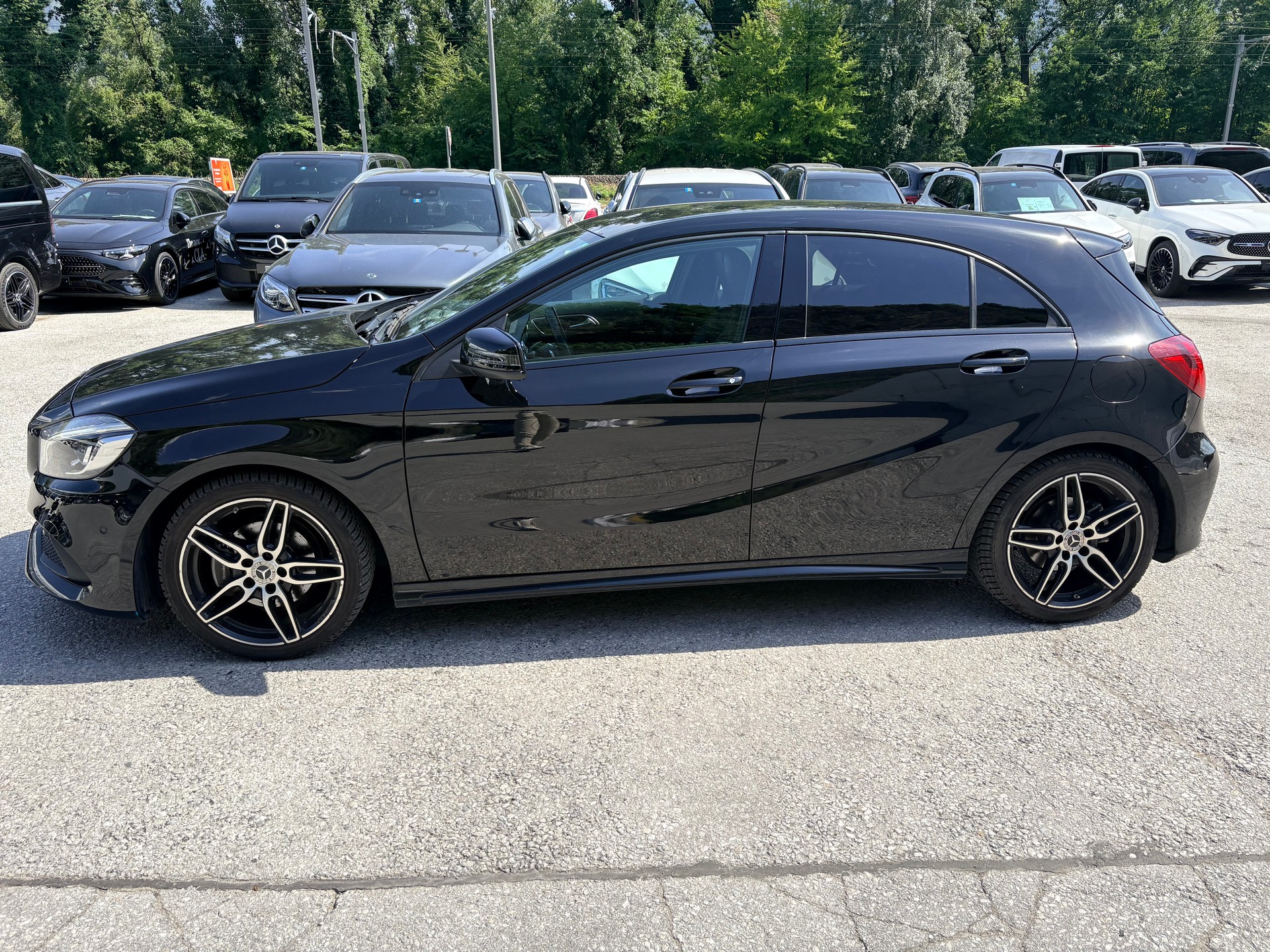 MERCEDES-BENZ A 180 AMG Line 7G-DCT-image-3