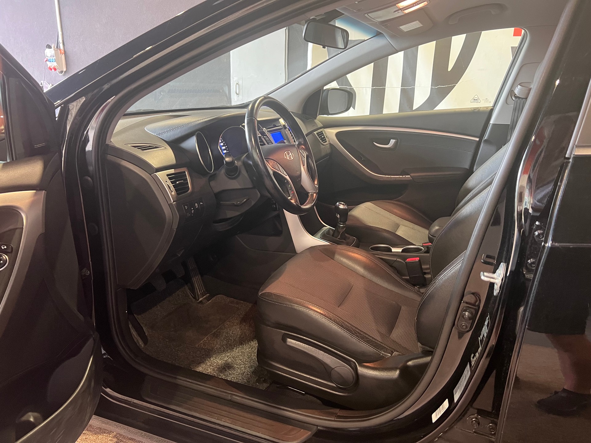 HYUNDAI i30 1.6 CRDi Style-image-9