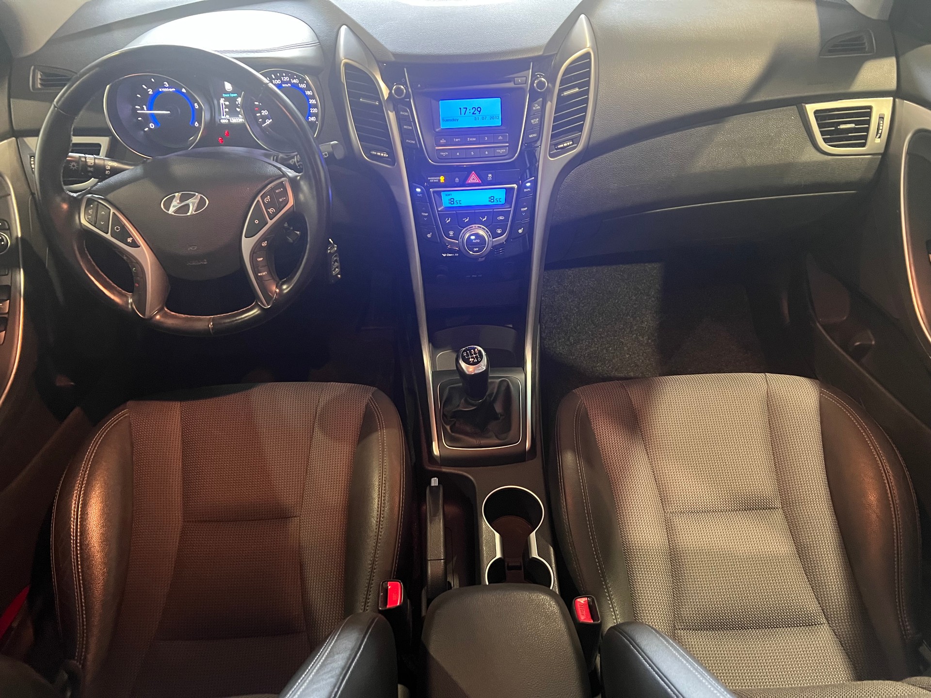 HYUNDAI i30 1.6 CRDi Style-image-8