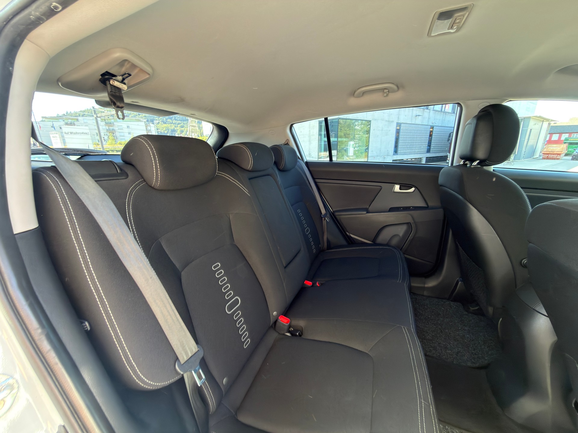 KIA Sportage 2.0 CRDi Trend 4WD Automatic-image-8