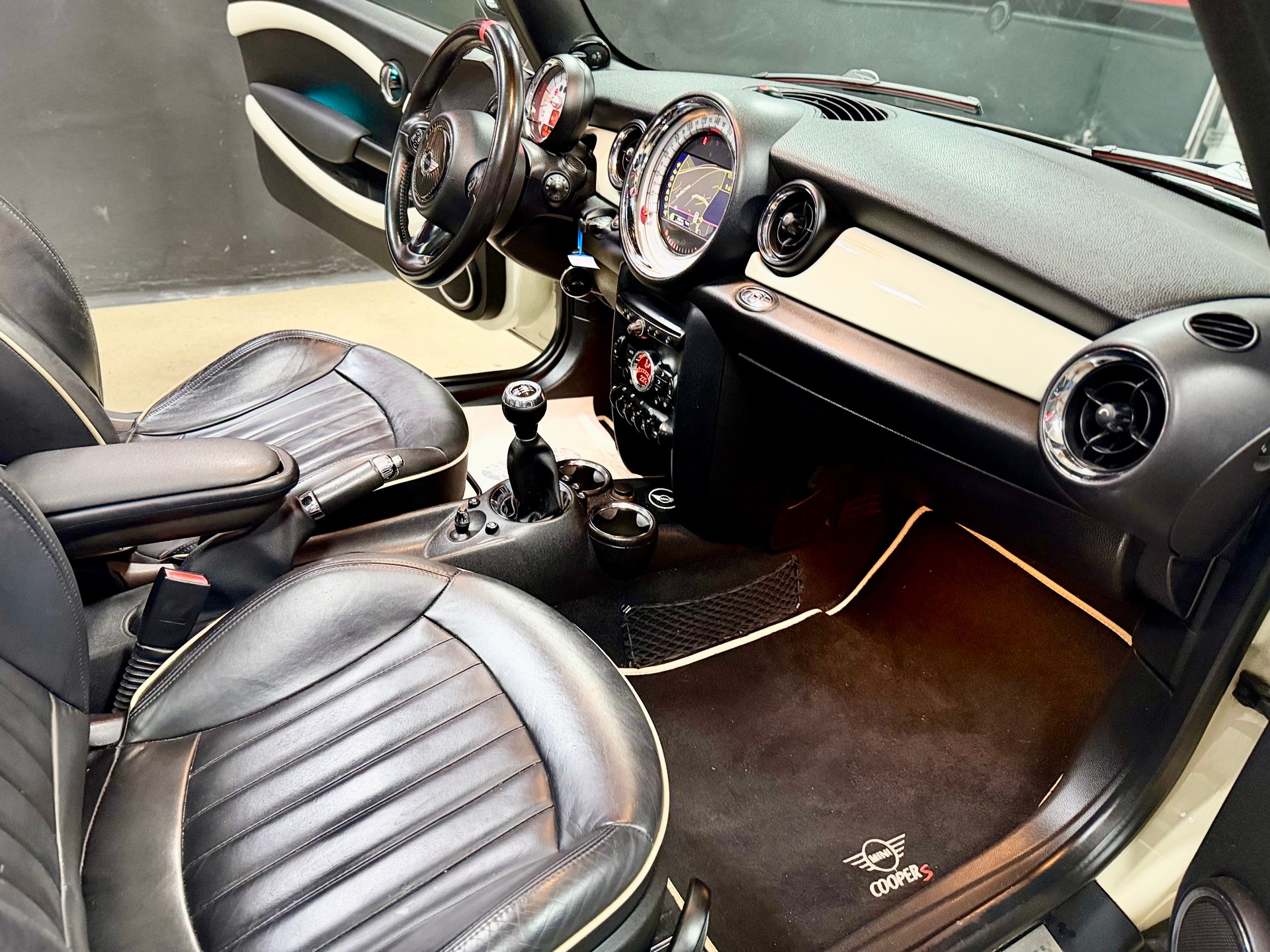 MINI Cooper S Cabriolet-image-9