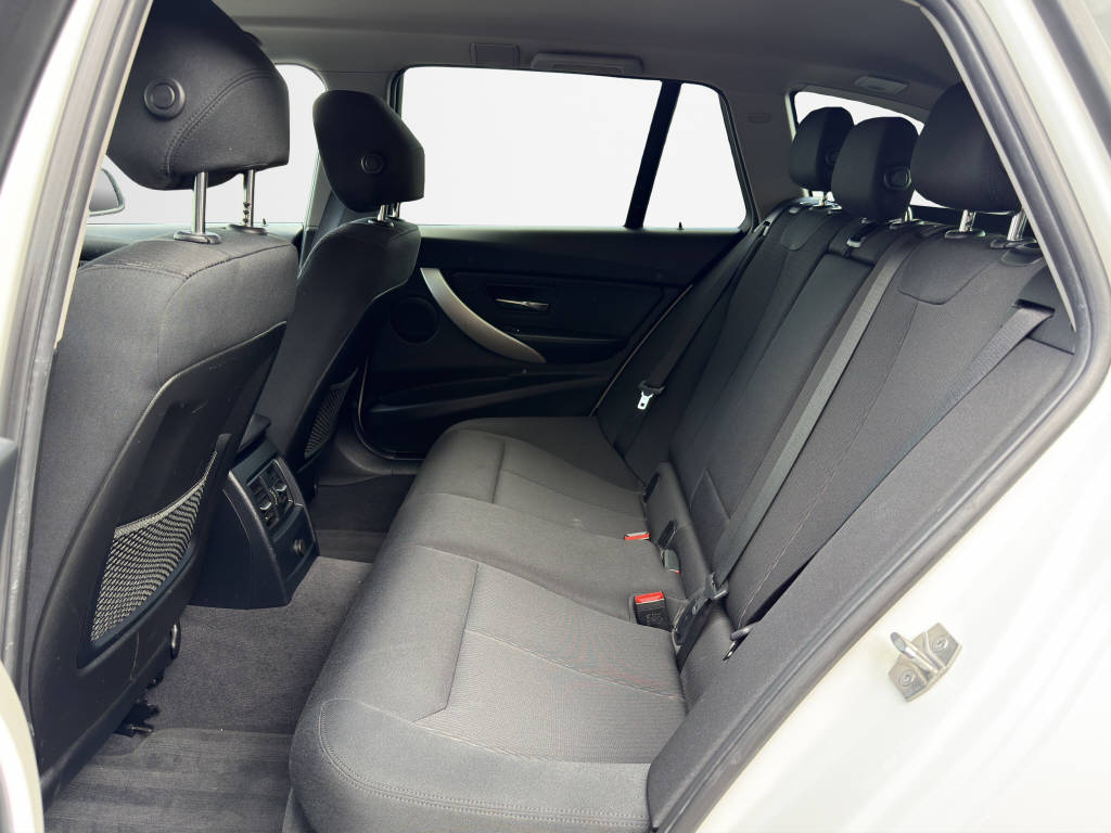 BMW 320d Touring xDrive-image-13