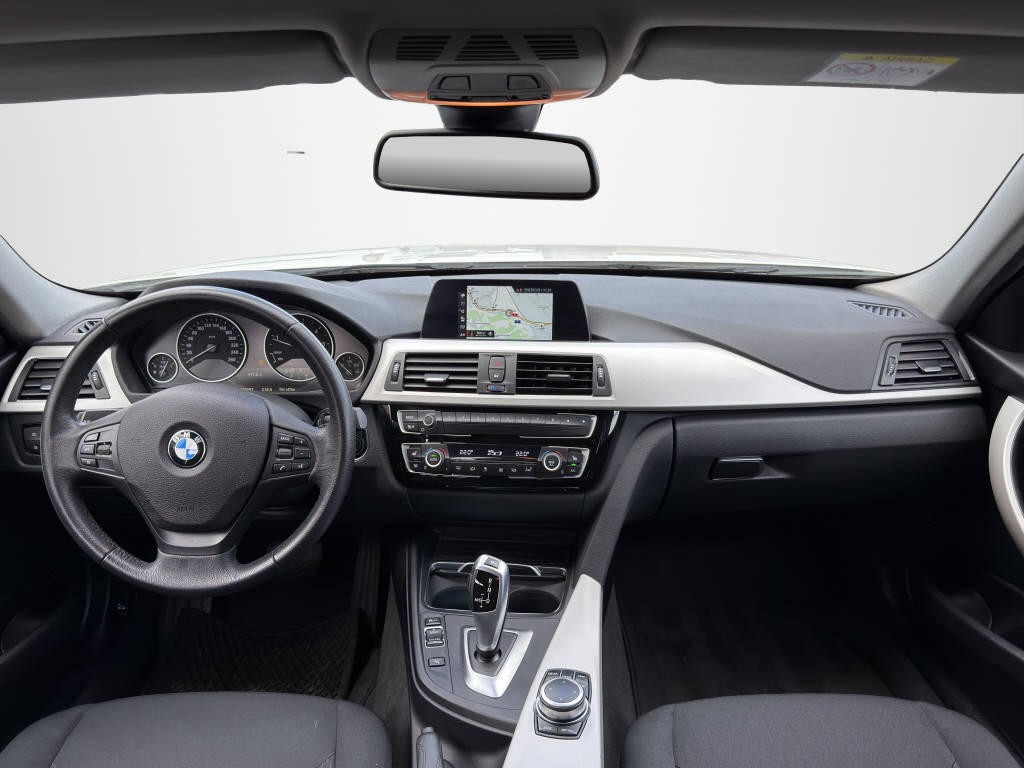 BMW 320d Touring xDrive-image-12