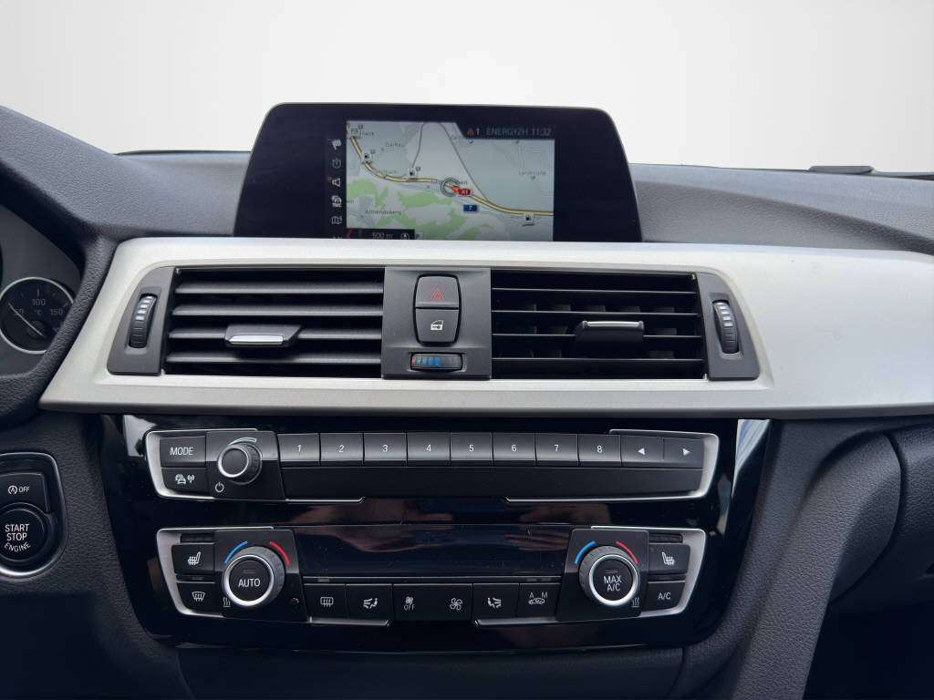 BMW 320d Touring xDrive-image-11