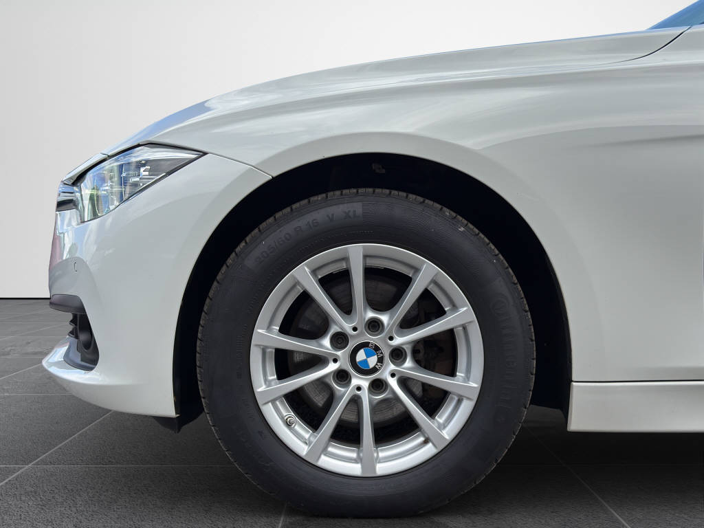 BMW 320d Touring xDrive-image-15