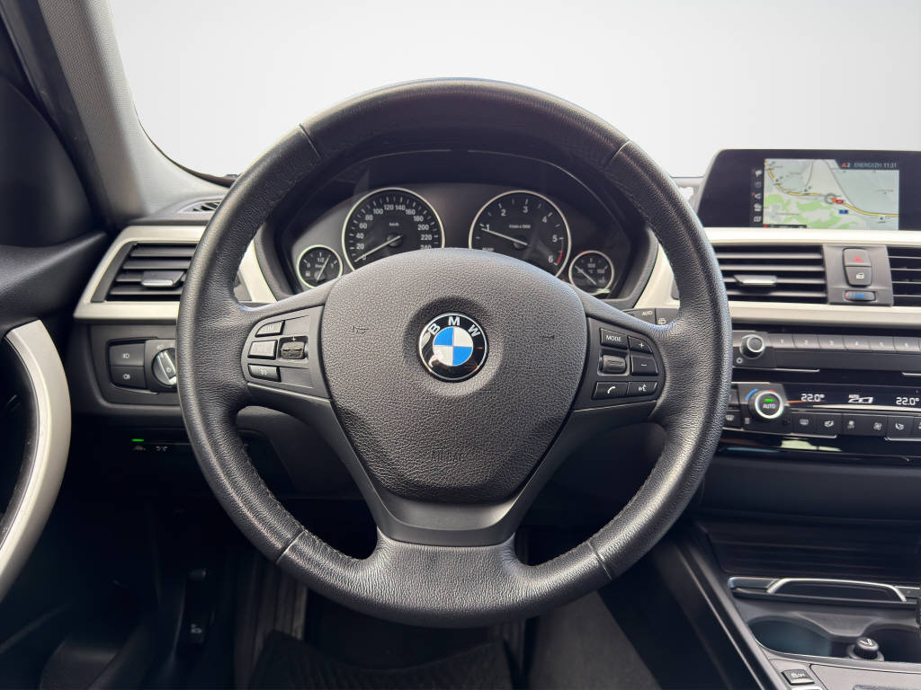 BMW 320d Touring xDrive-image-9