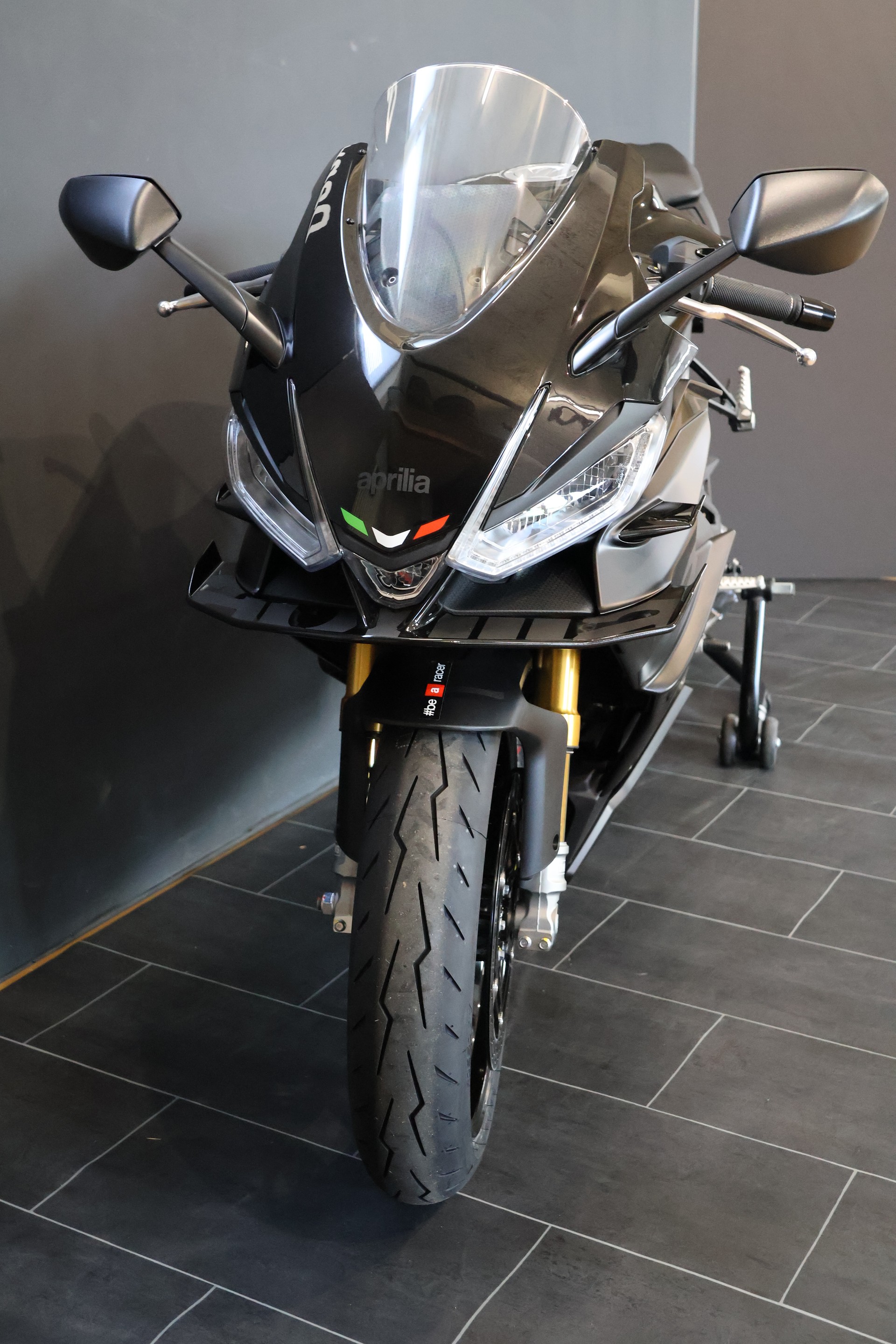 APRILIA RS 660 Factory Ultra Dark E5+ (35kW)-showroom-element-1