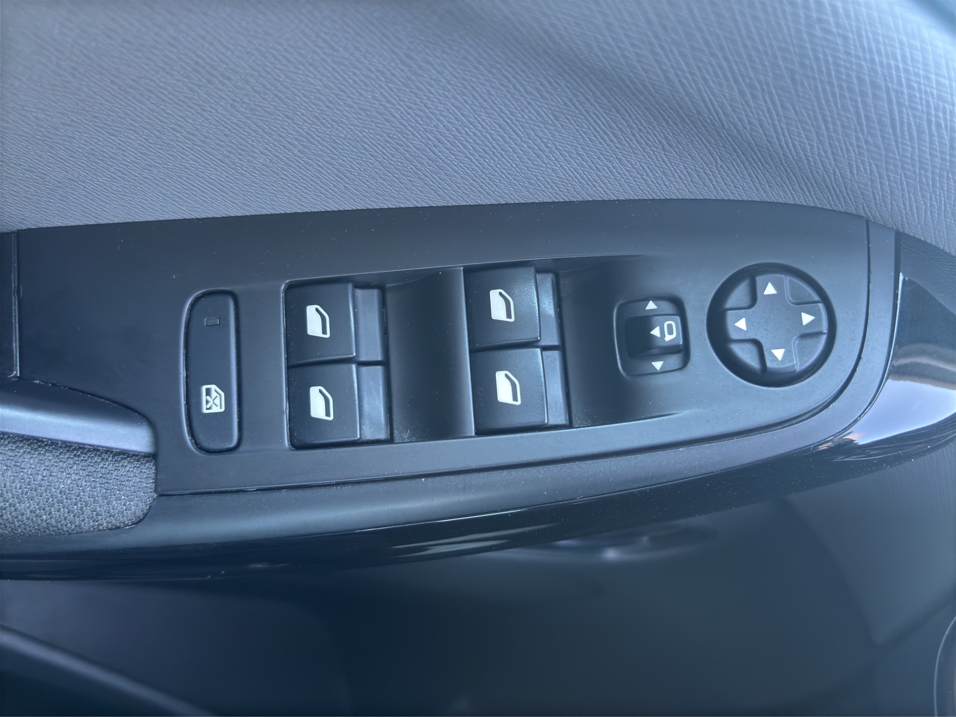 CITROEN C4 Picasso 1.6i 16V THP Feel Edition EAT6-image-17
