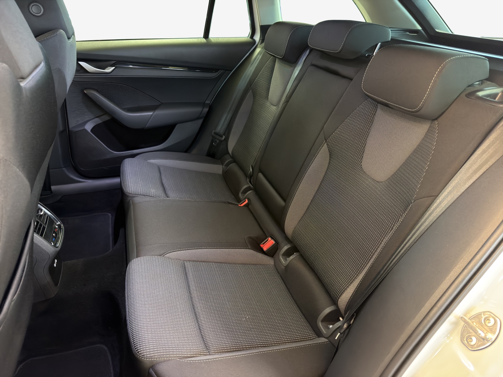SKODA Octavia Combi 1.5 TSI mHEV DSG Selection-image-11