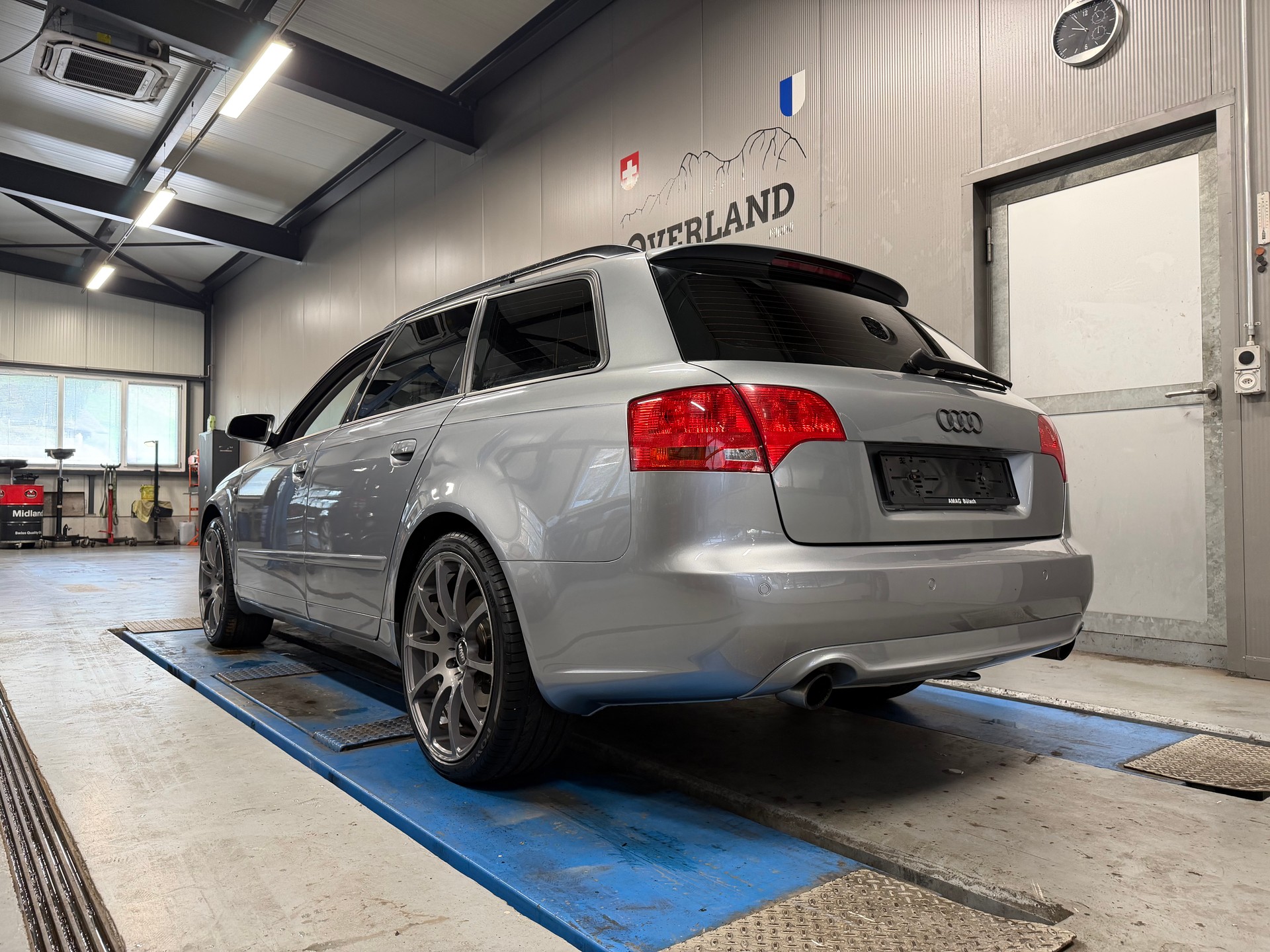 AUDI A4 Avant 2.0 Turbo FSI quattro-image-2