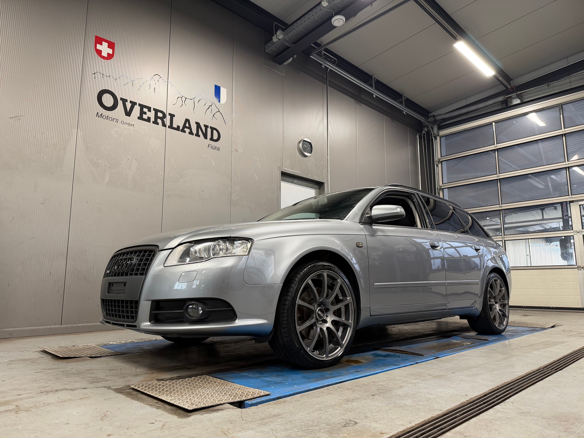 AUDI A4 Avant 2.0 Turbo FSI quattro-image-12