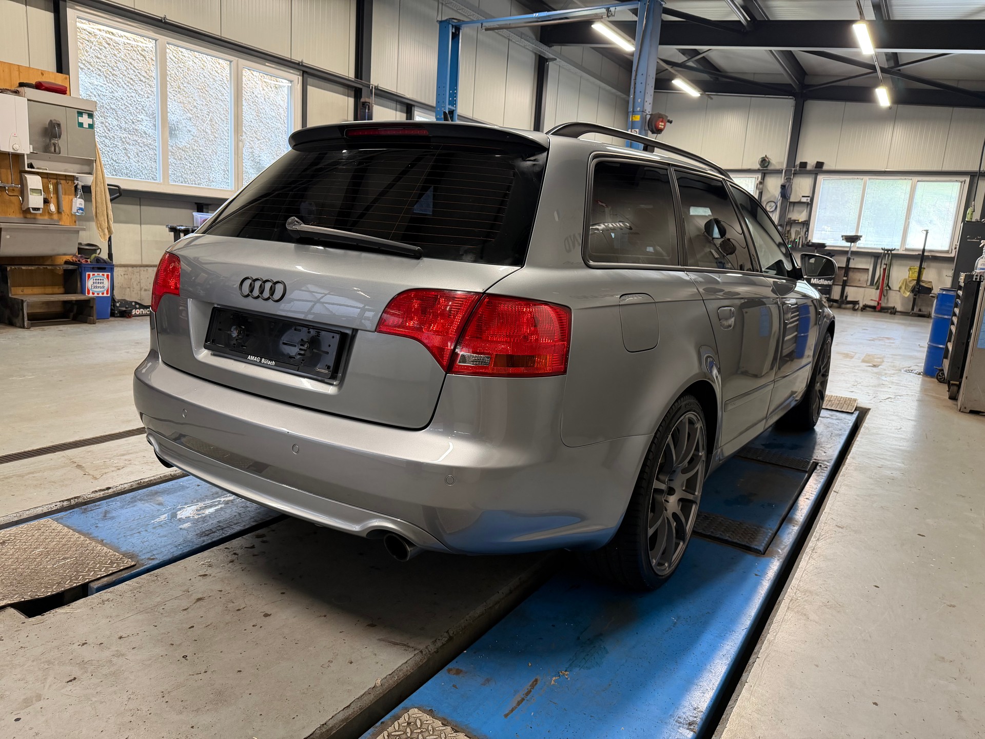 AUDI A4 Avant 2.0 Turbo FSI quattro-image-4