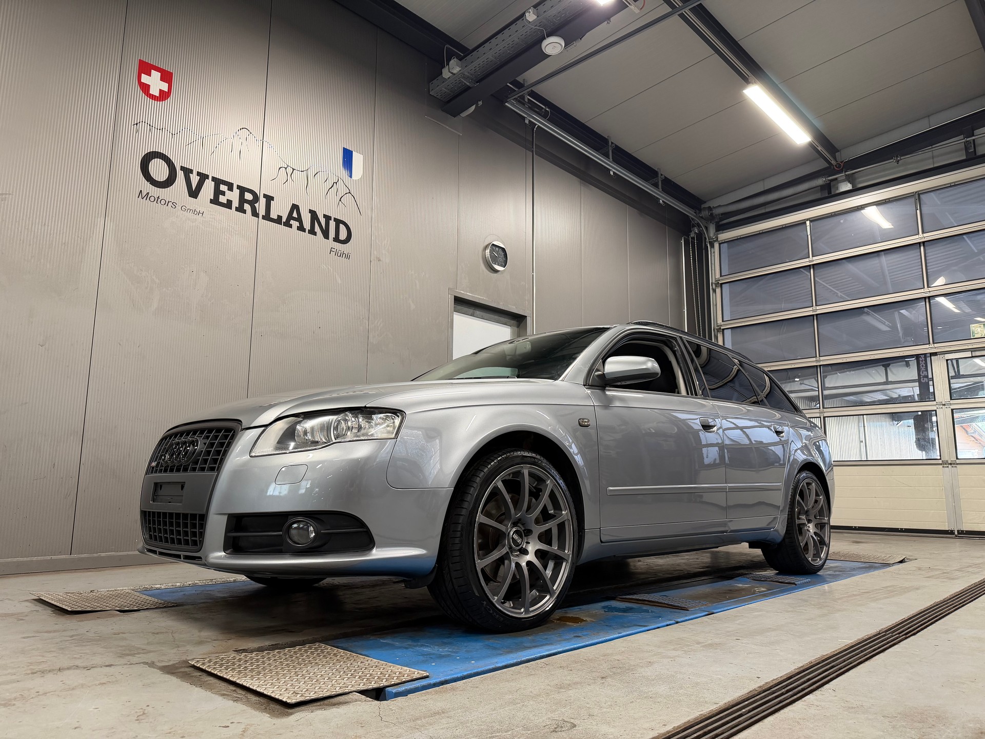 AUDI A4 Avant 2.0 Turbo FSI quattro-image-0