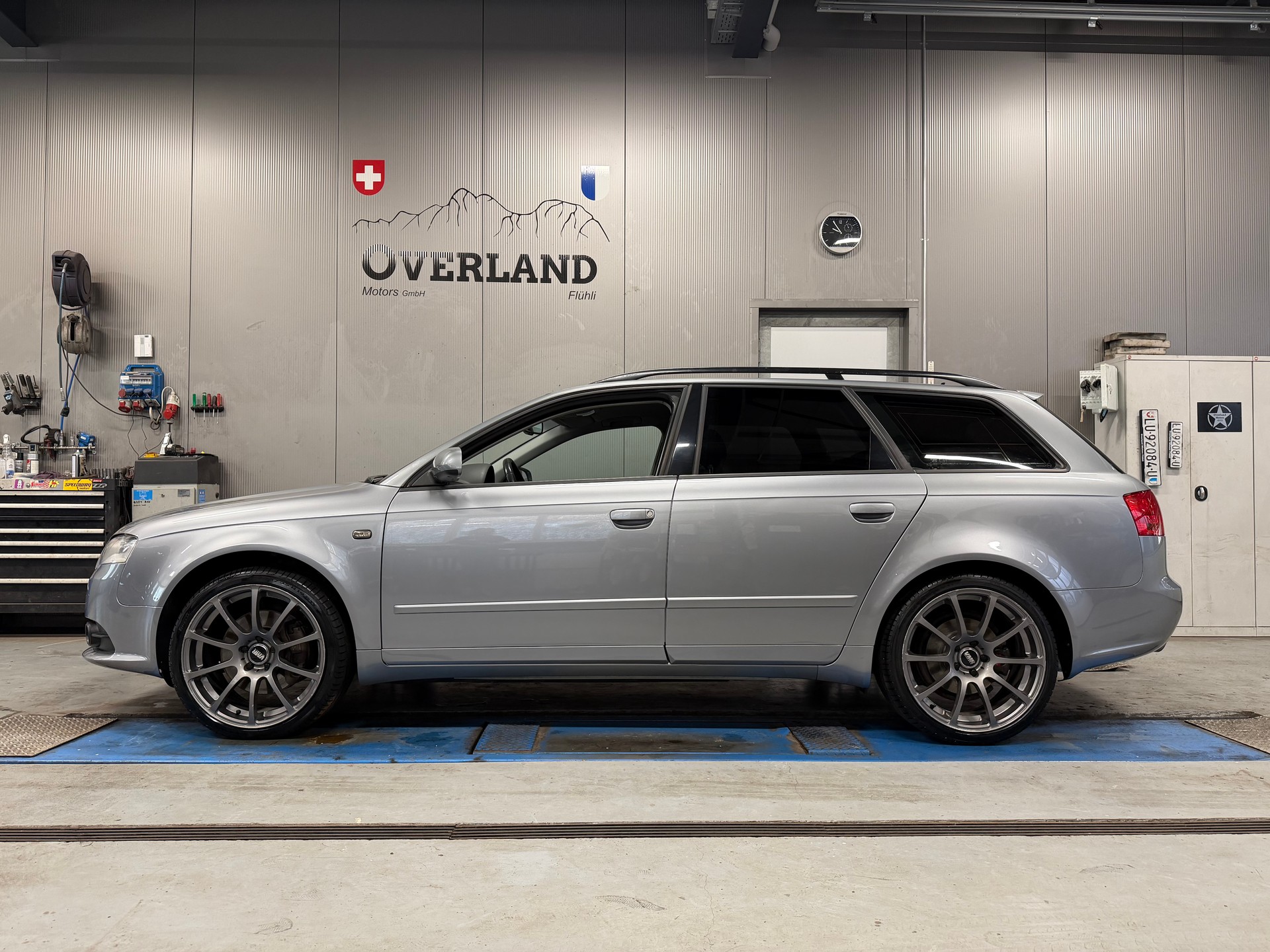 AUDI A4 Avant 2.0 Turbo FSI quattro-image-1