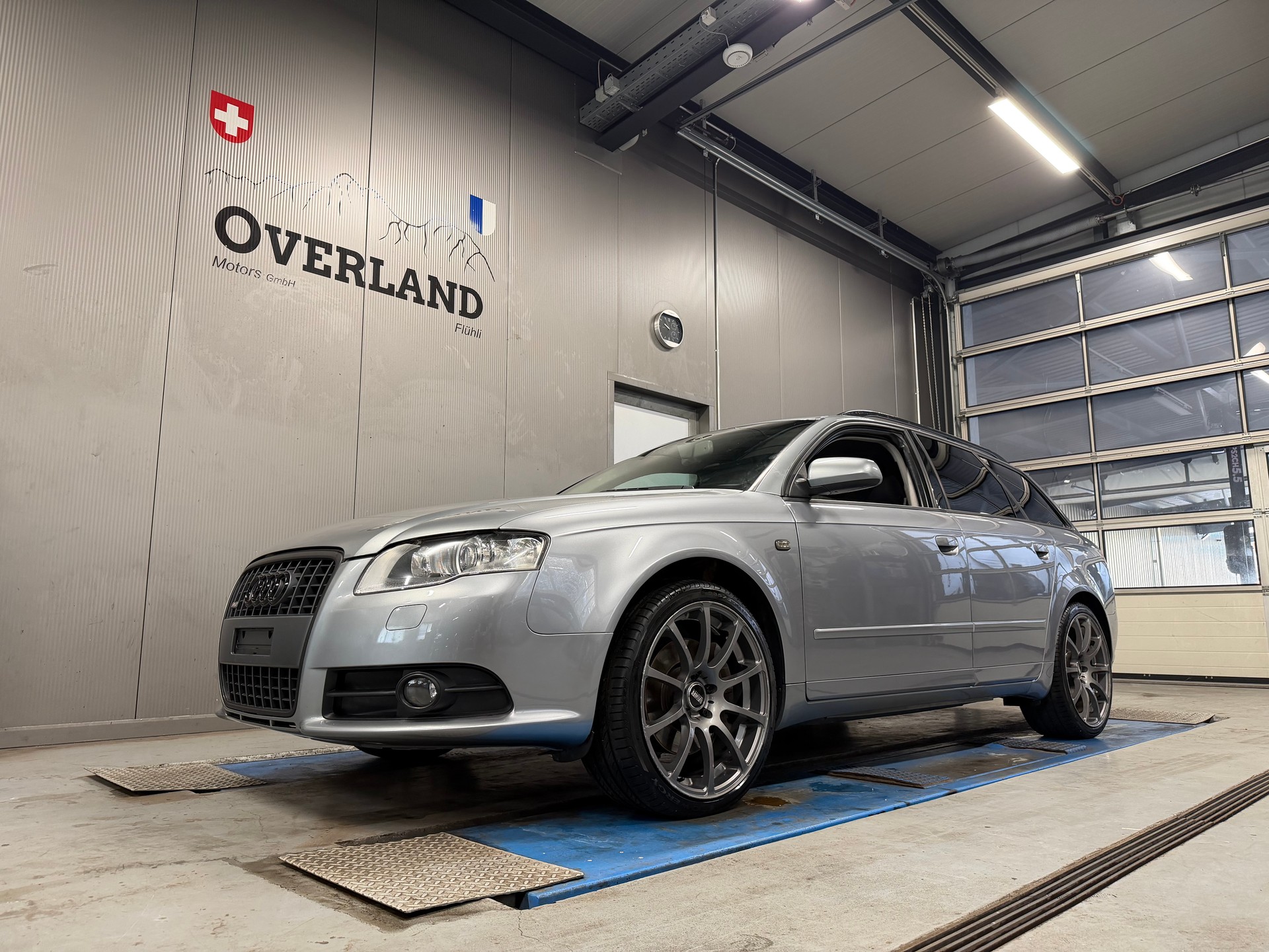 AUDI A4 Avant 2.0 Turbo FSI quattro-image-7