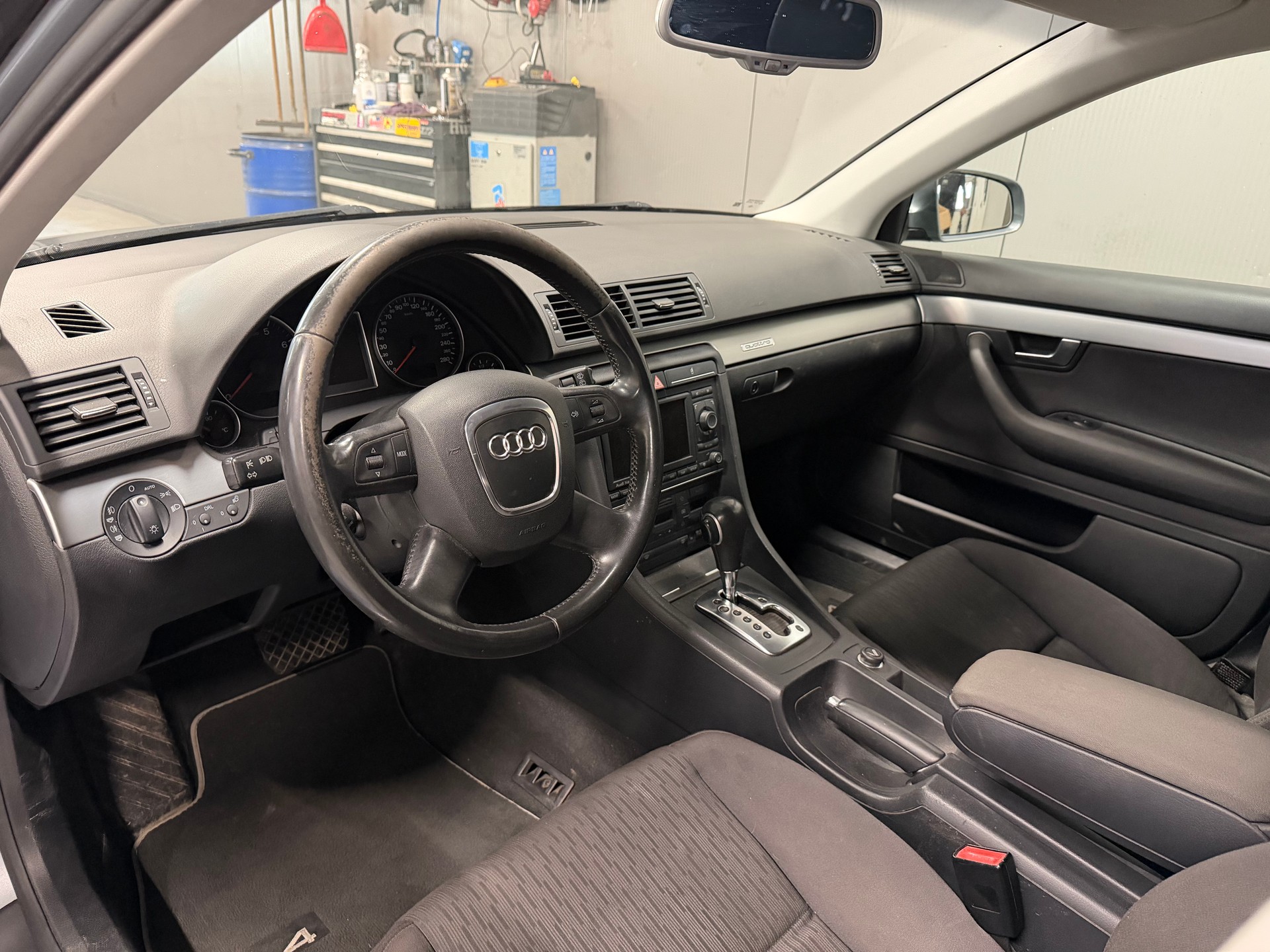 AUDI A4 Avant 2.0 Turbo FSI quattro-image-8