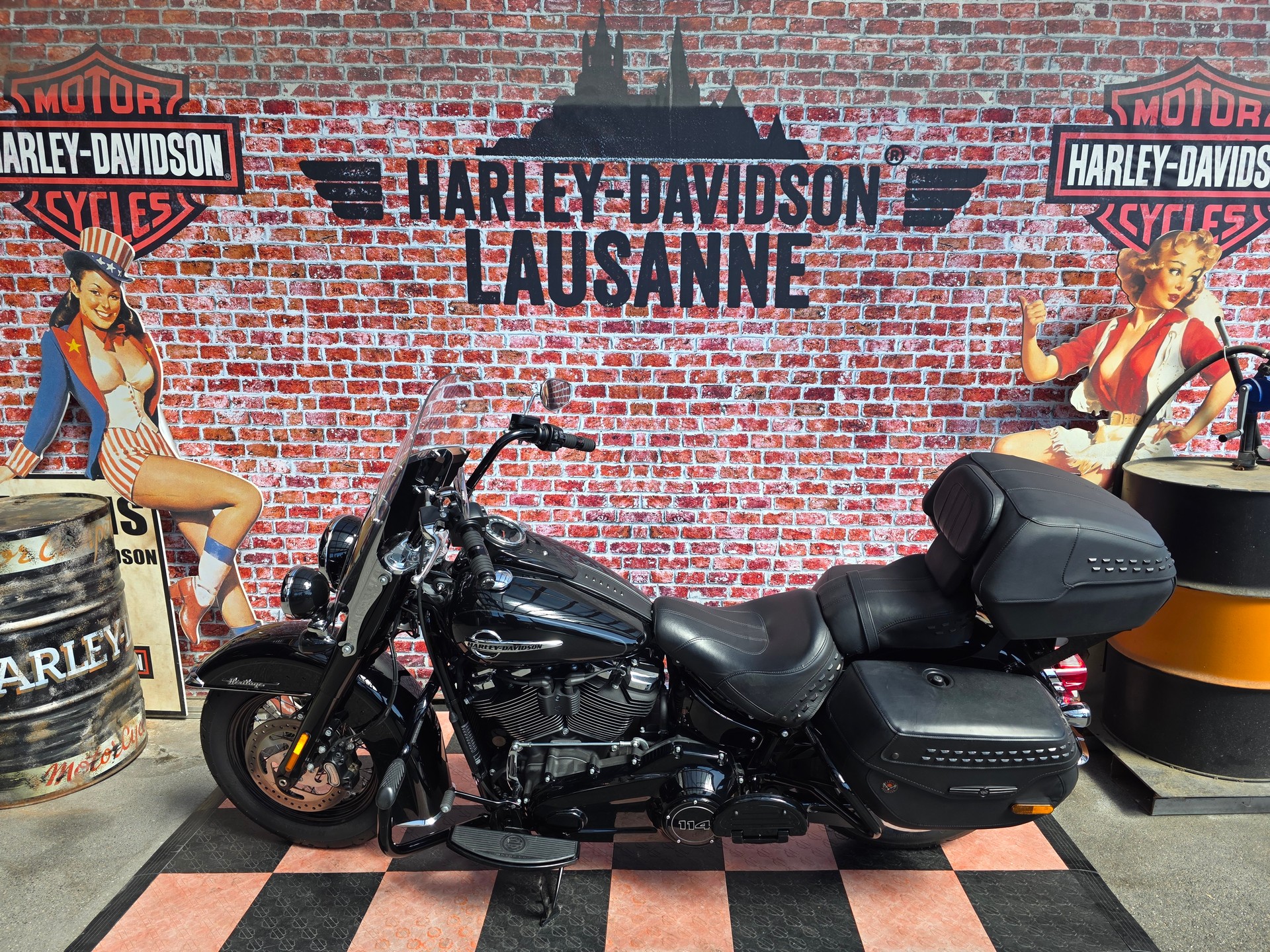 HARLEY-DAVIDSON FLHCS Heritage Classic 114 ABS-showroom-element-1