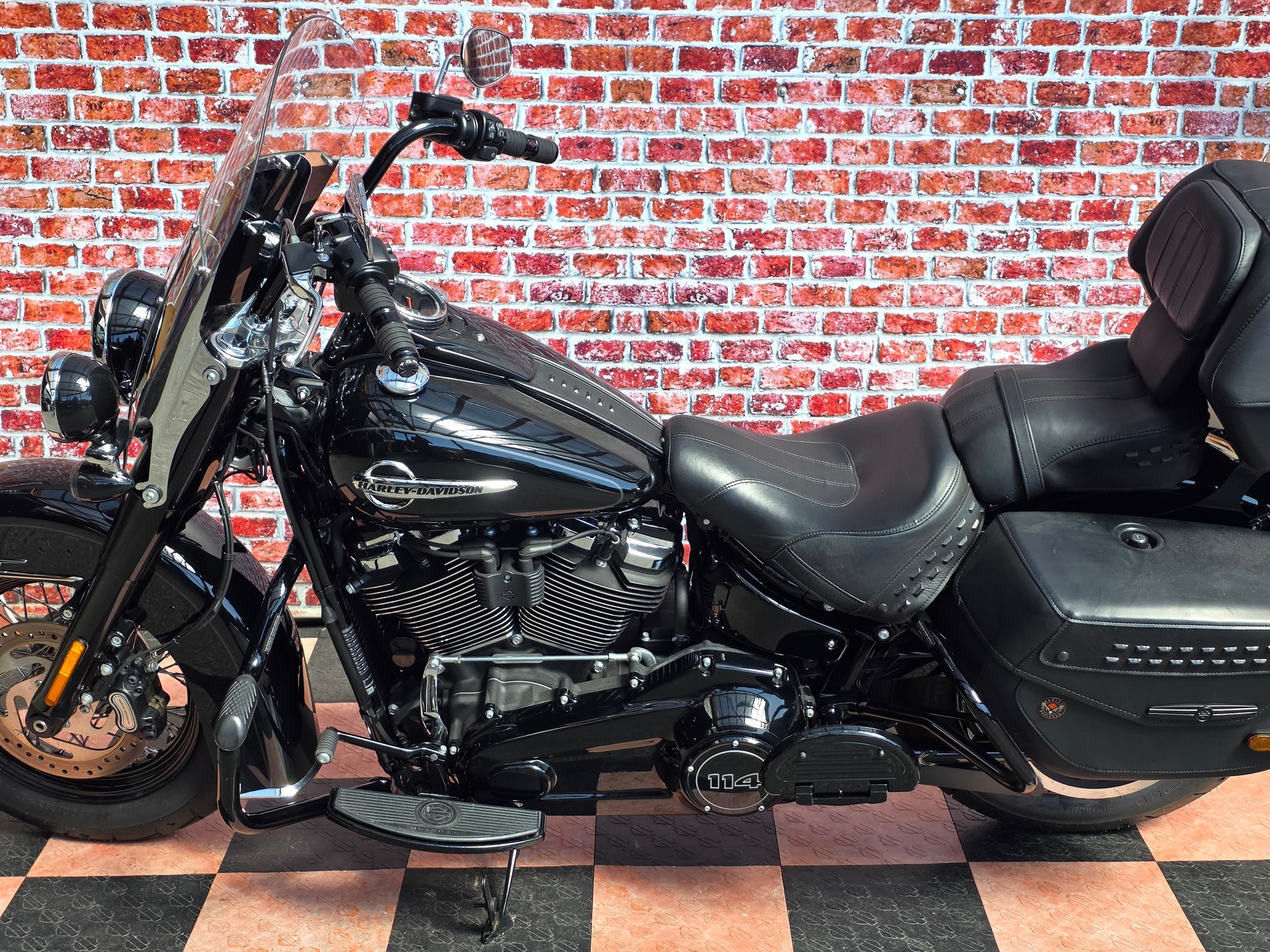 HARLEY-DAVIDSON FLHCS Heritage Classic 114 ABS-showroom-element-3