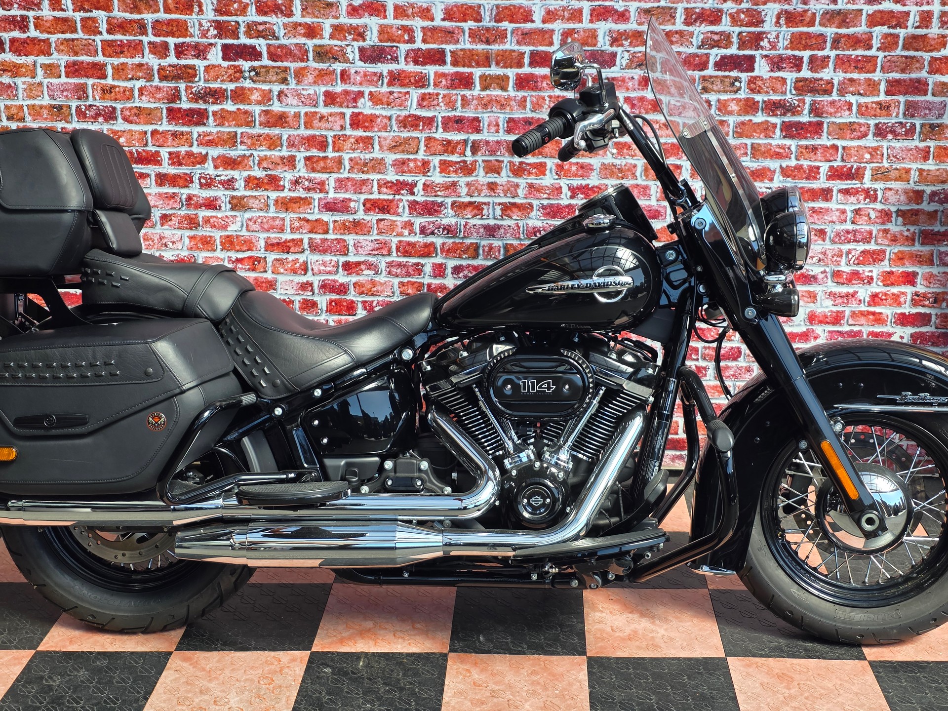 HARLEY-DAVIDSON FLHCS Heritage Classic 114 ABS-showroom-element-2