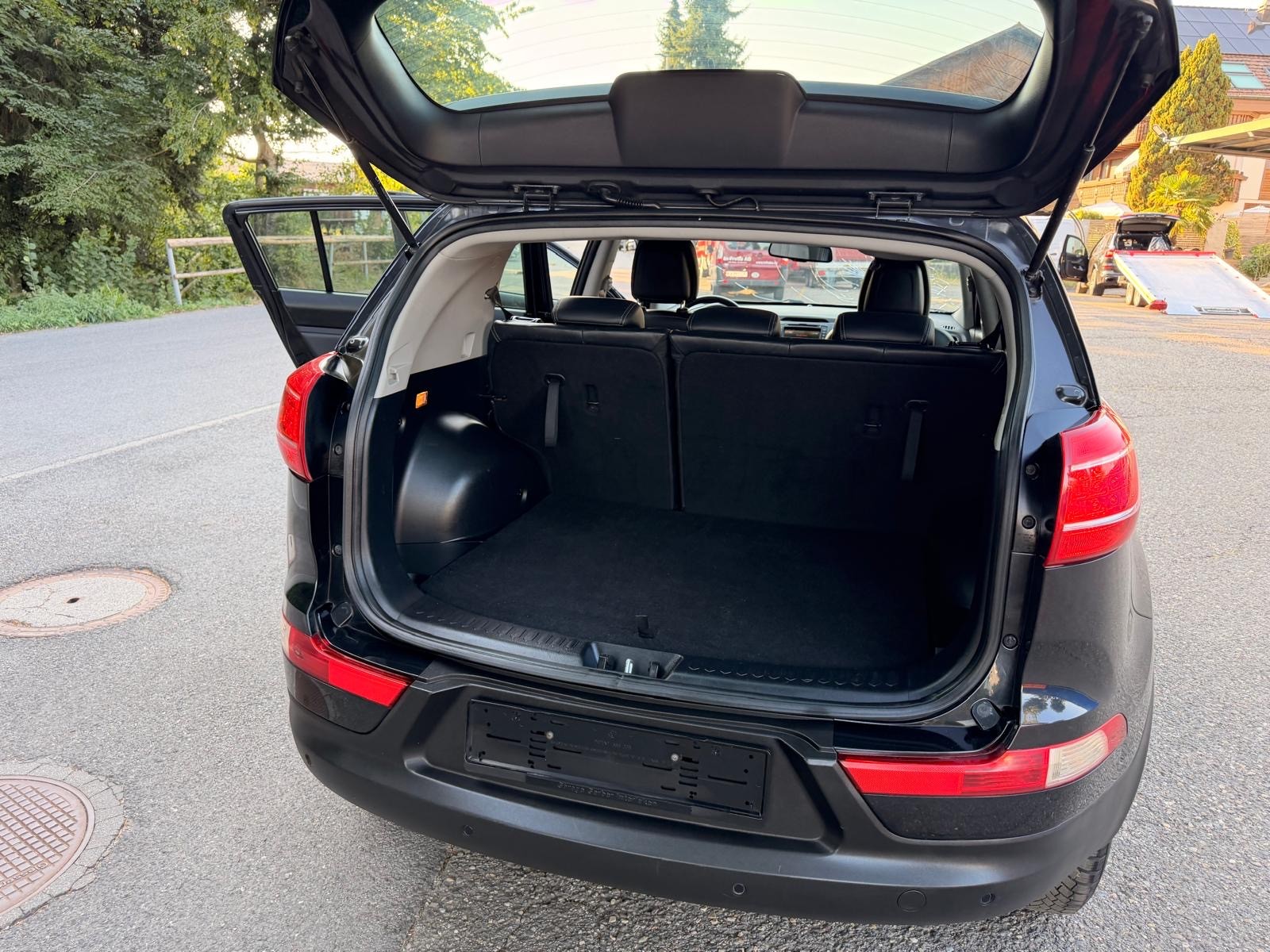KIA Sportage 2.0 CRDi Style 4WD Automatic-image-11
