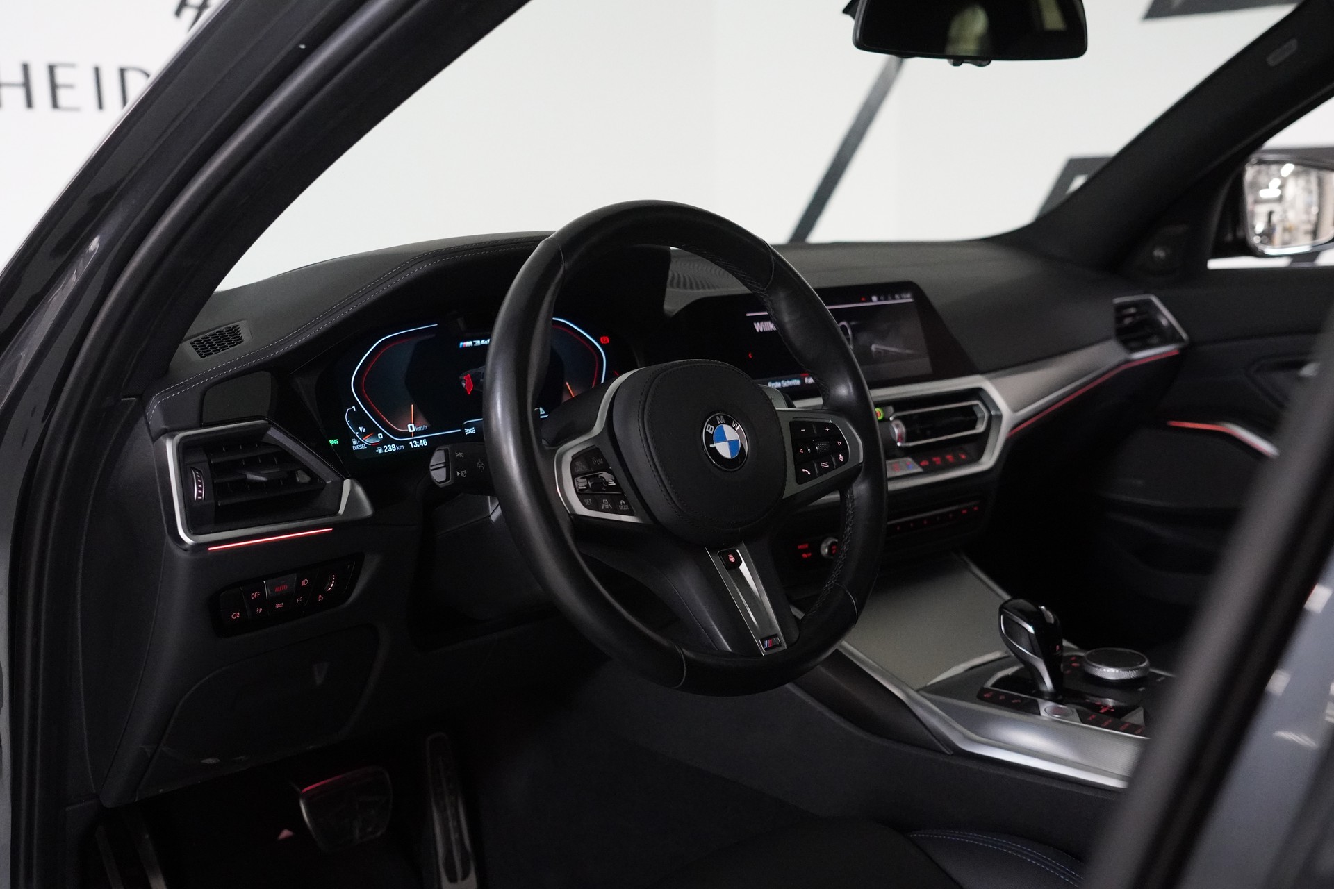 BMW M340d xDrive 48V Touring Steptronic Sport-image-25