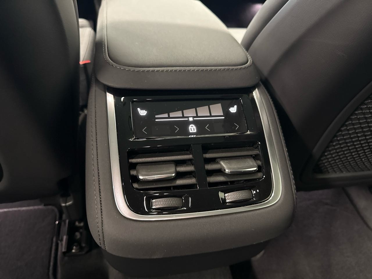 VOLVO XC90 B5 Benzin Mild Hybrid AWD Plus Bright Geartronic-image-11