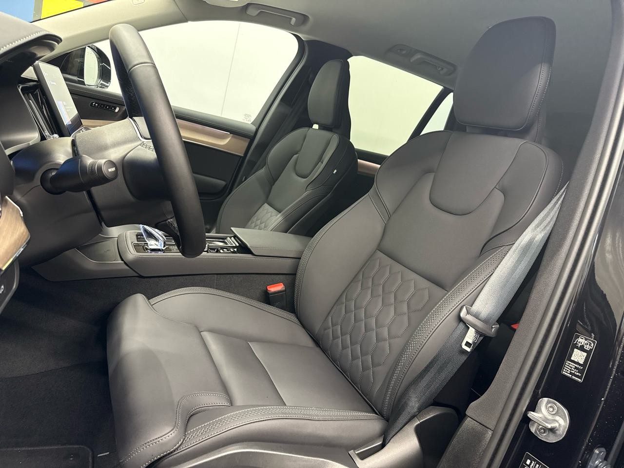 VOLVO XC90 B5 Benzin Mild Hybrid AWD Plus Bright Geartronic-showroom-element-3