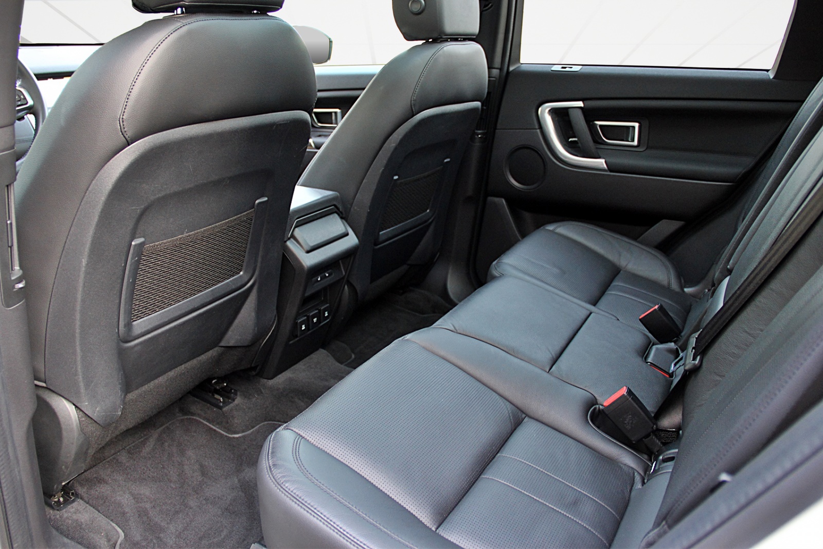 LAND ROVER Discovery Sport 2.0 TD4 SE AT9-image-9