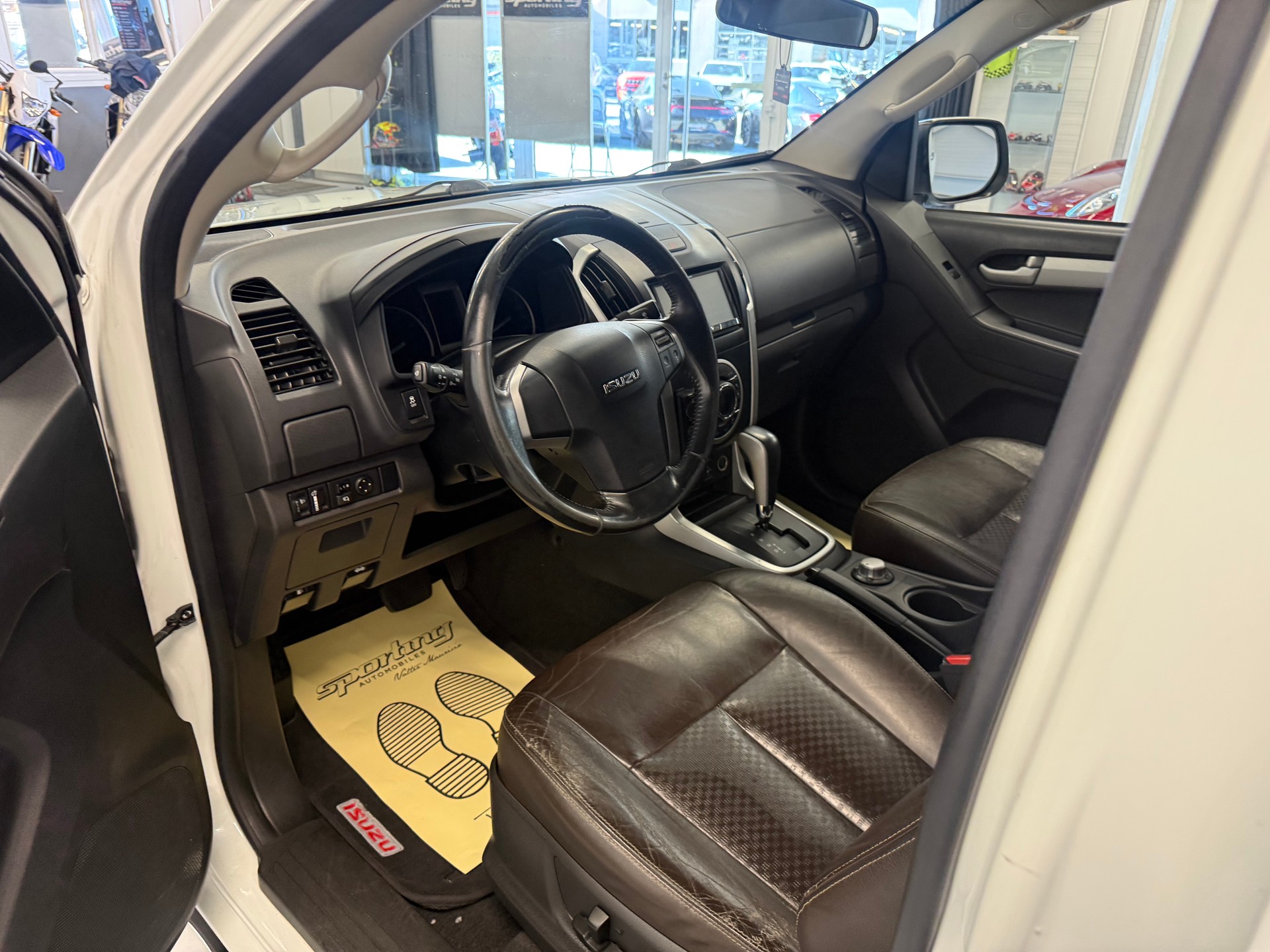 ISUZU D-MAX 2.5 Crew Cab Solar 4x4 A-image-9