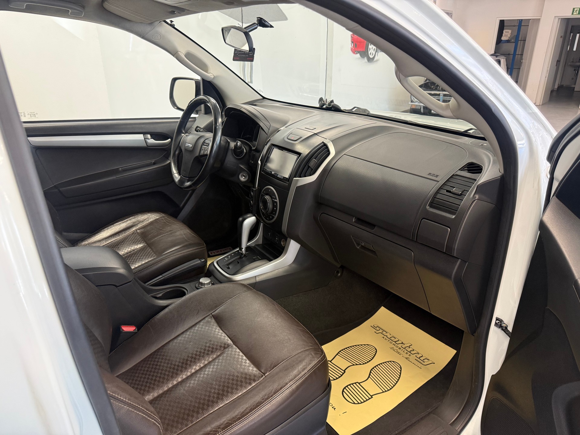 ISUZU D-MAX 2.5 Crew Cab Solar 4x4 A-image-15