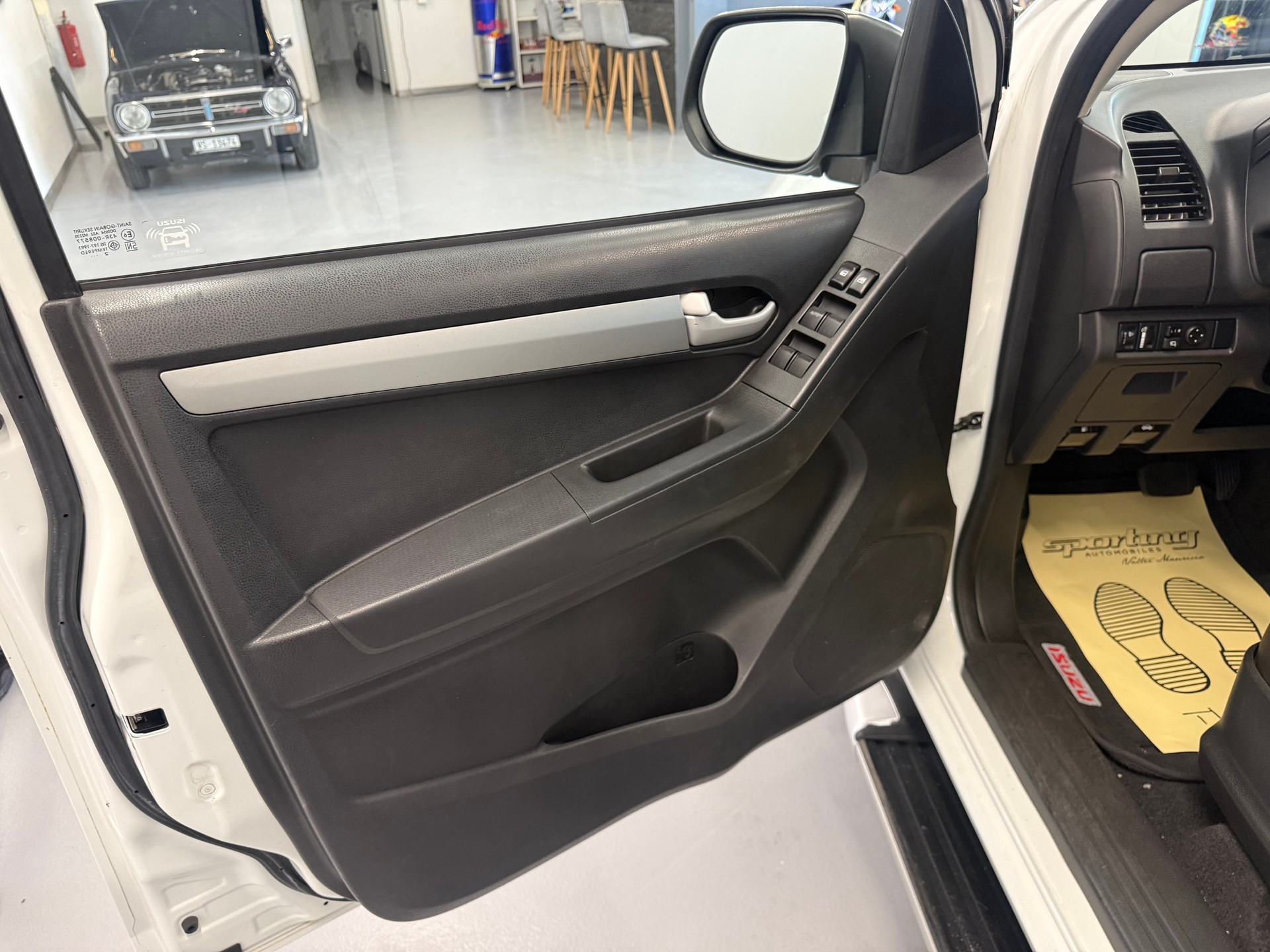 ISUZU D-MAX 2.5 Crew Cab Solar 4x4 A-image-21