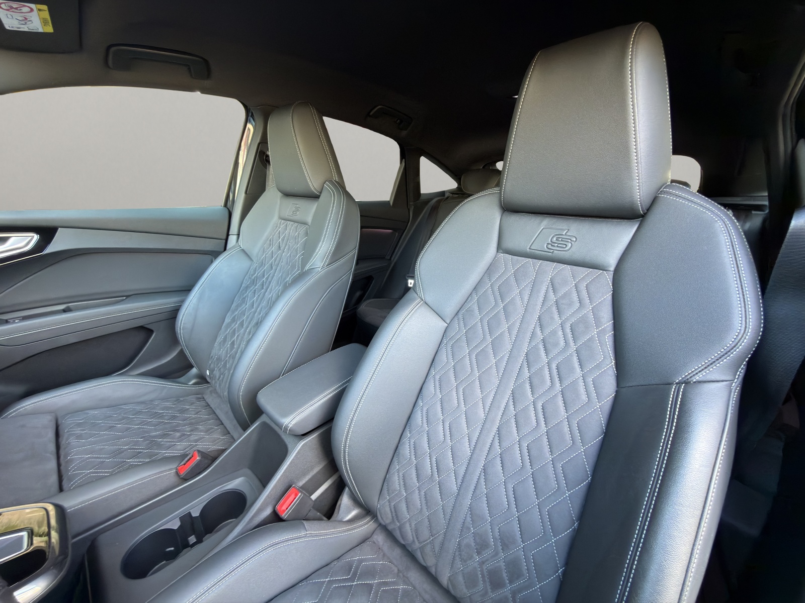 AUDI Q4 e-tron Sportback 45 quattro S-Line-image-14