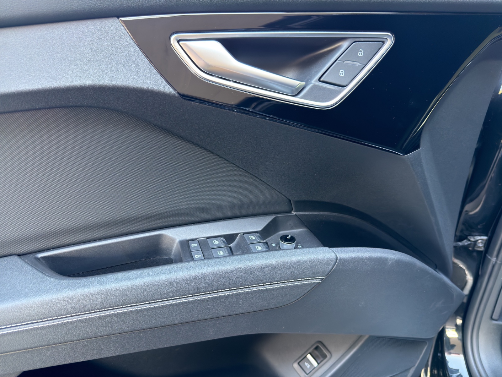 AUDI Q4 e-tron Sportback 45 quattro S-Line-image-11