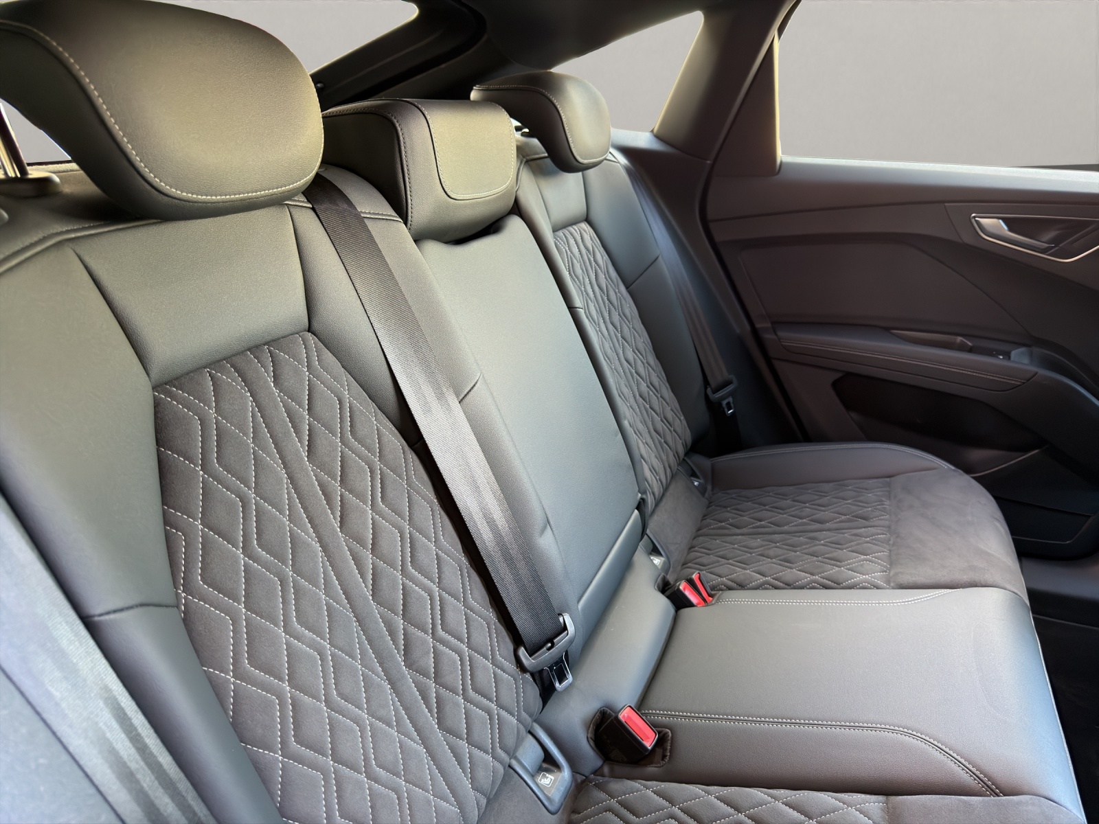 AUDI Q4 e-tron Sportback 45 quattro S-Line-image-12