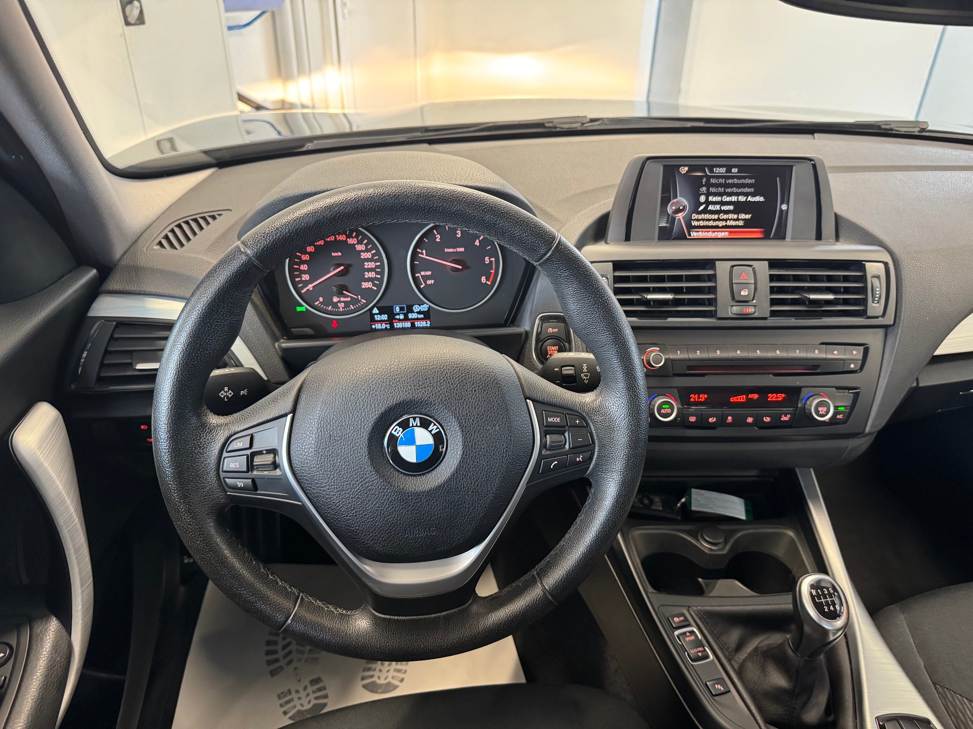 BMW 118d xDrive Sport Line-image-8