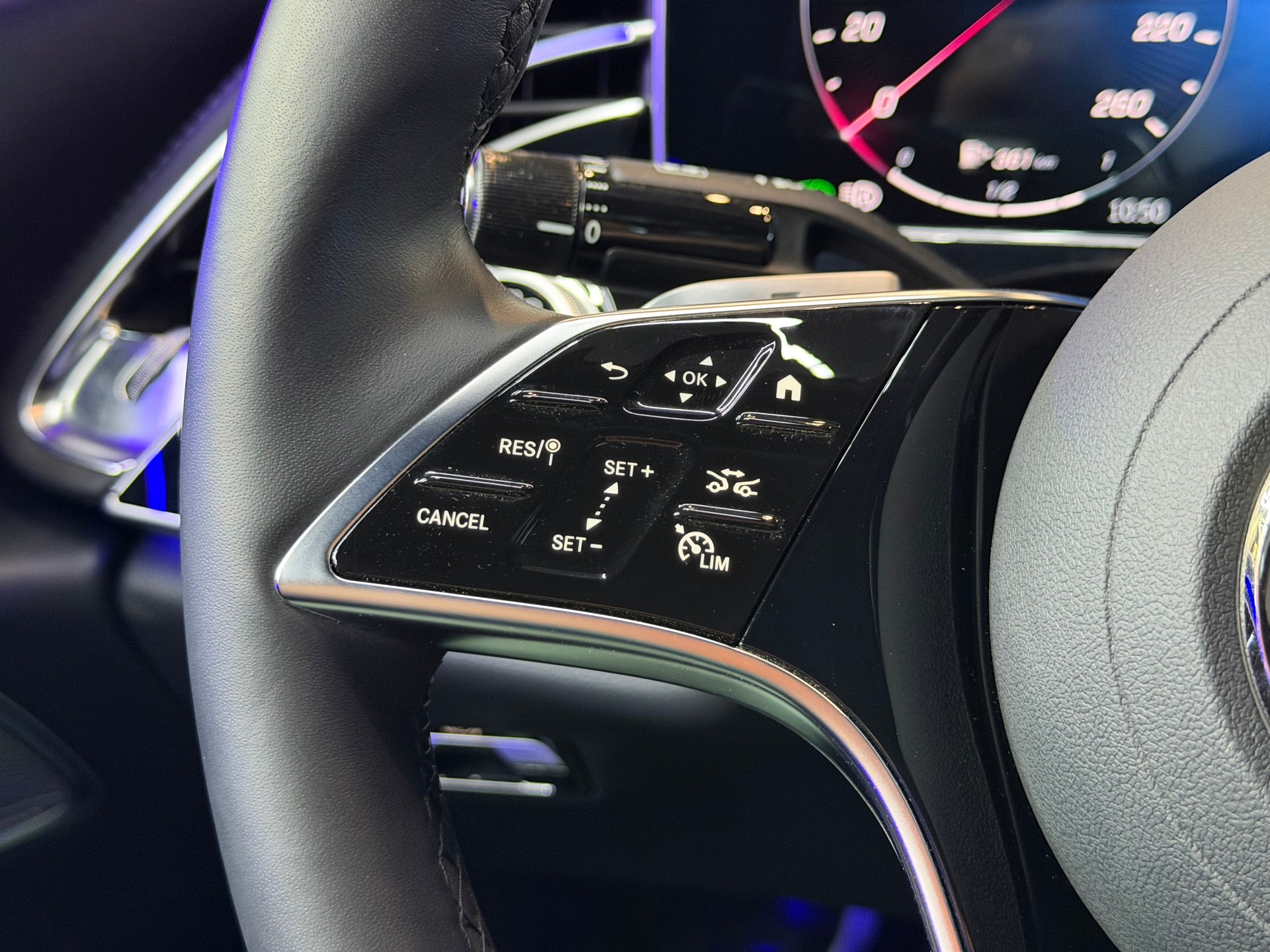 MERCEDES-BENZ E 300 e 4Matic EQ Hybrid 9G-Tronic-image-22